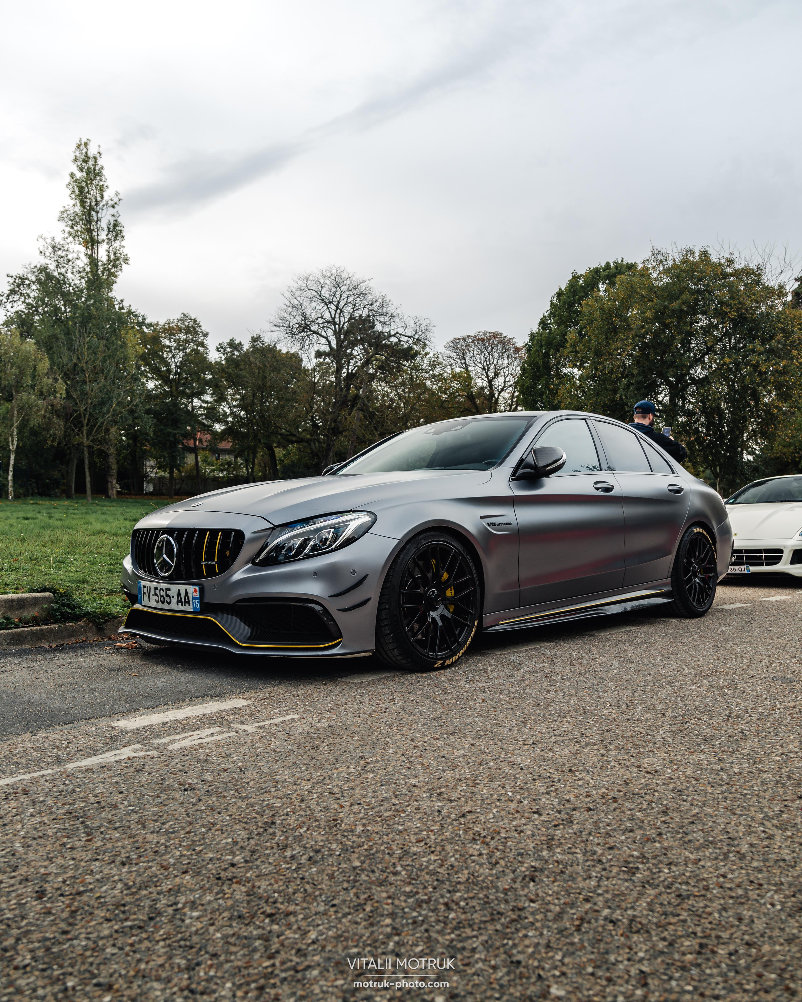 Rassamblement a l’Auteuil. Photographe de voitures à Paris — Vitalii Motruk