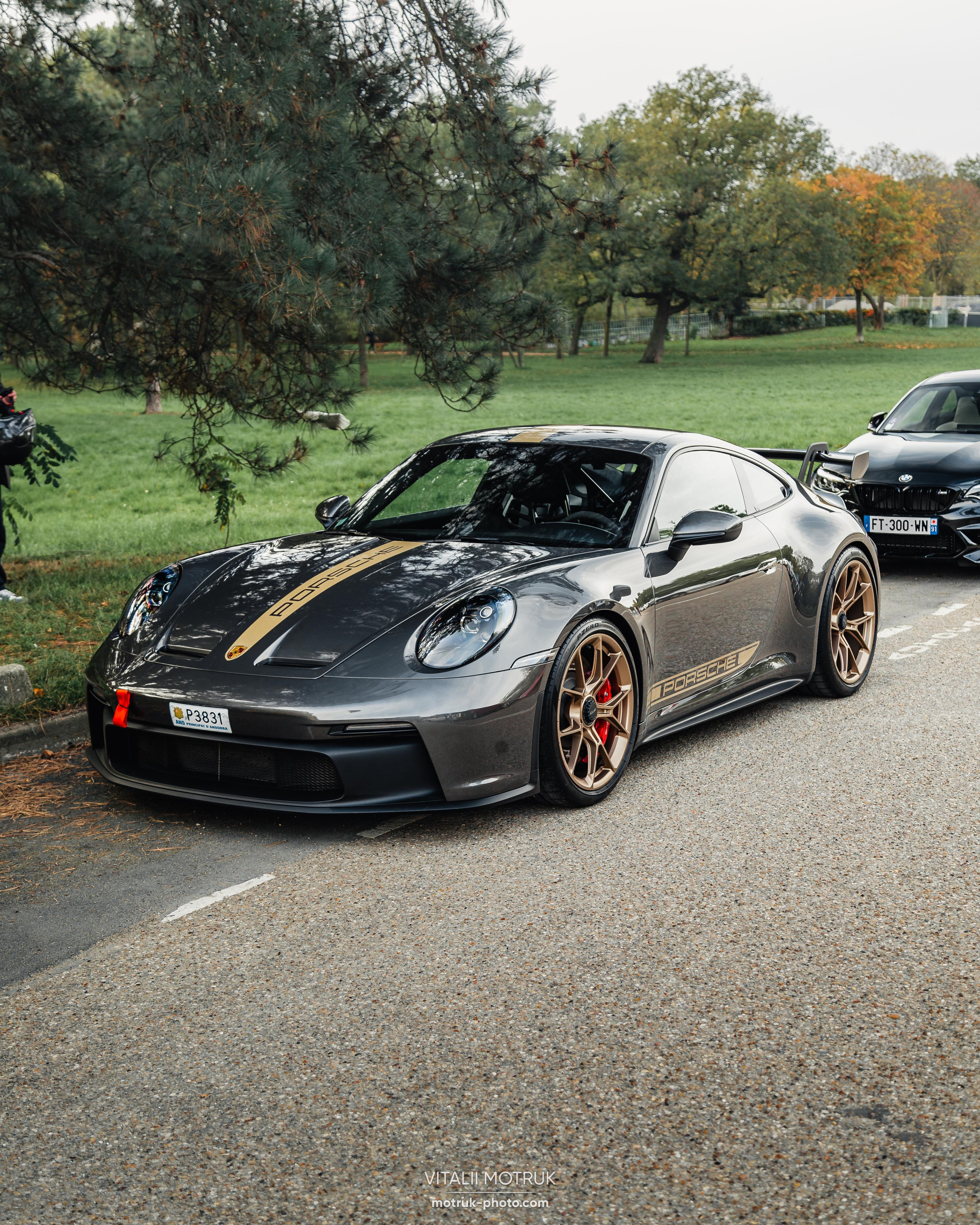 Rassamblement a l’Auteuil. Photographe de voitures à Paris — Vitalii Motruk