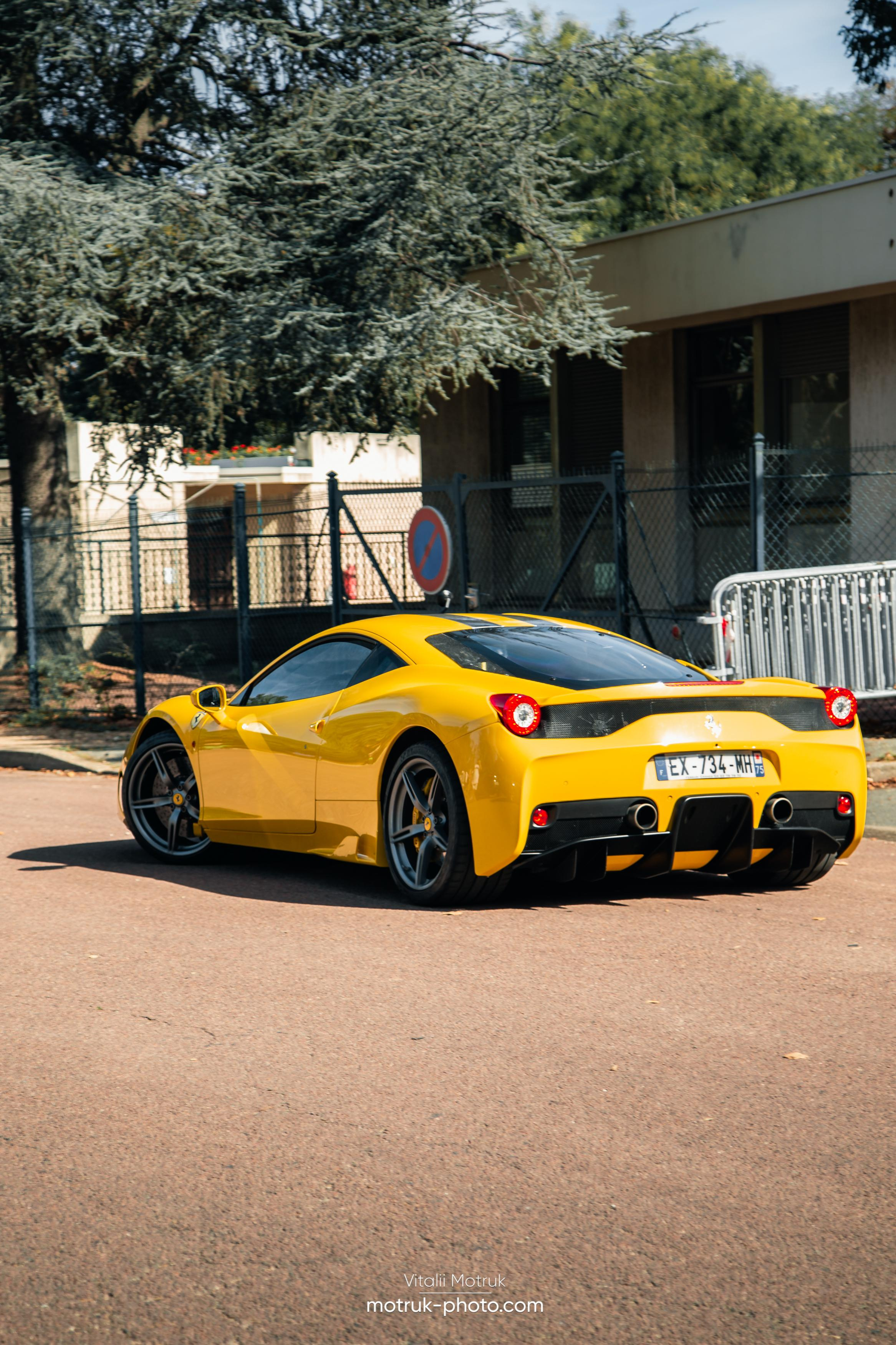 Rassemblement a l’Auteuil. Photographe de voitures à Paris — Vitalii Motruk
