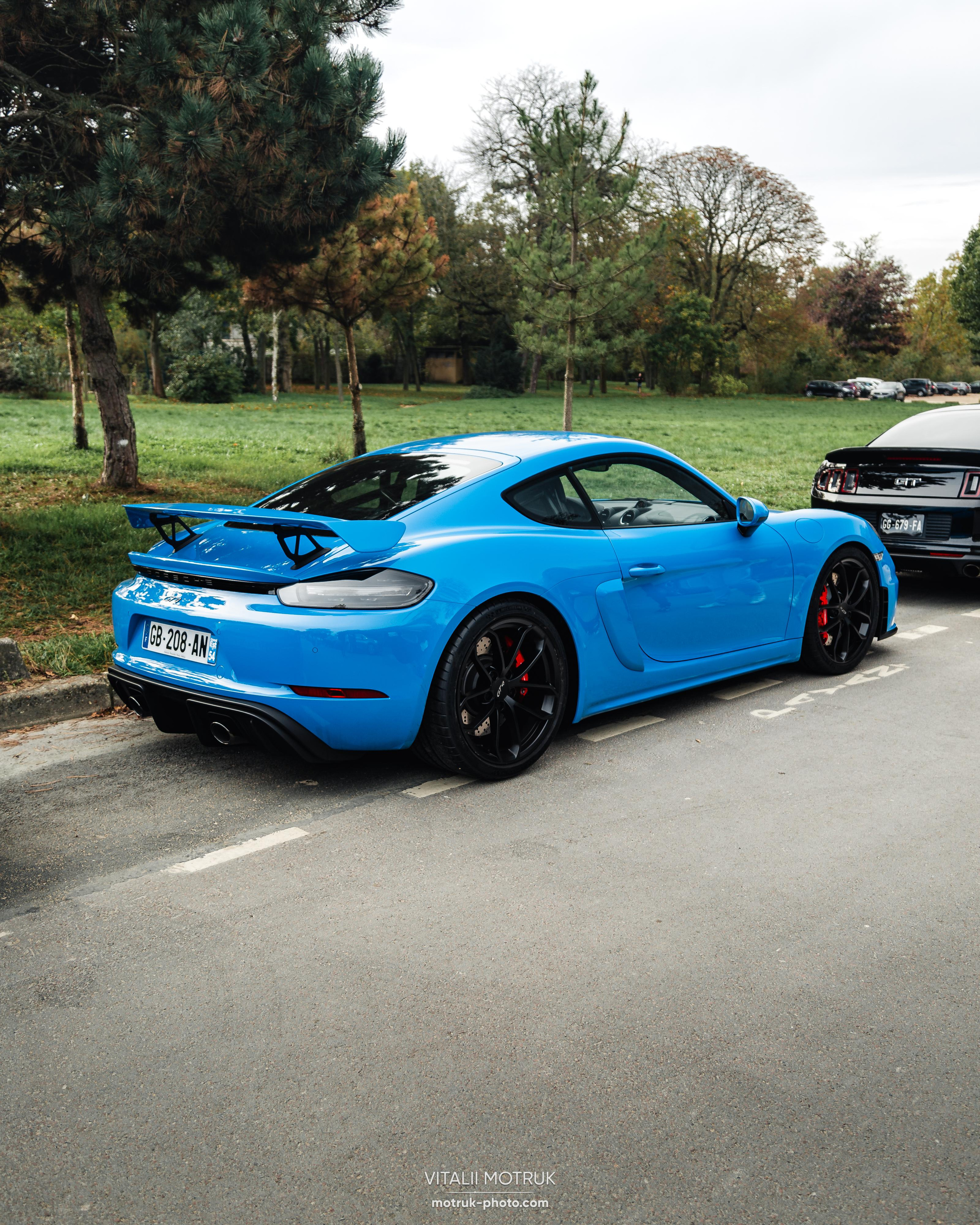Rassamblement a l’Auteuil. Photographe de voitures à Paris — Vitalii Motruk
