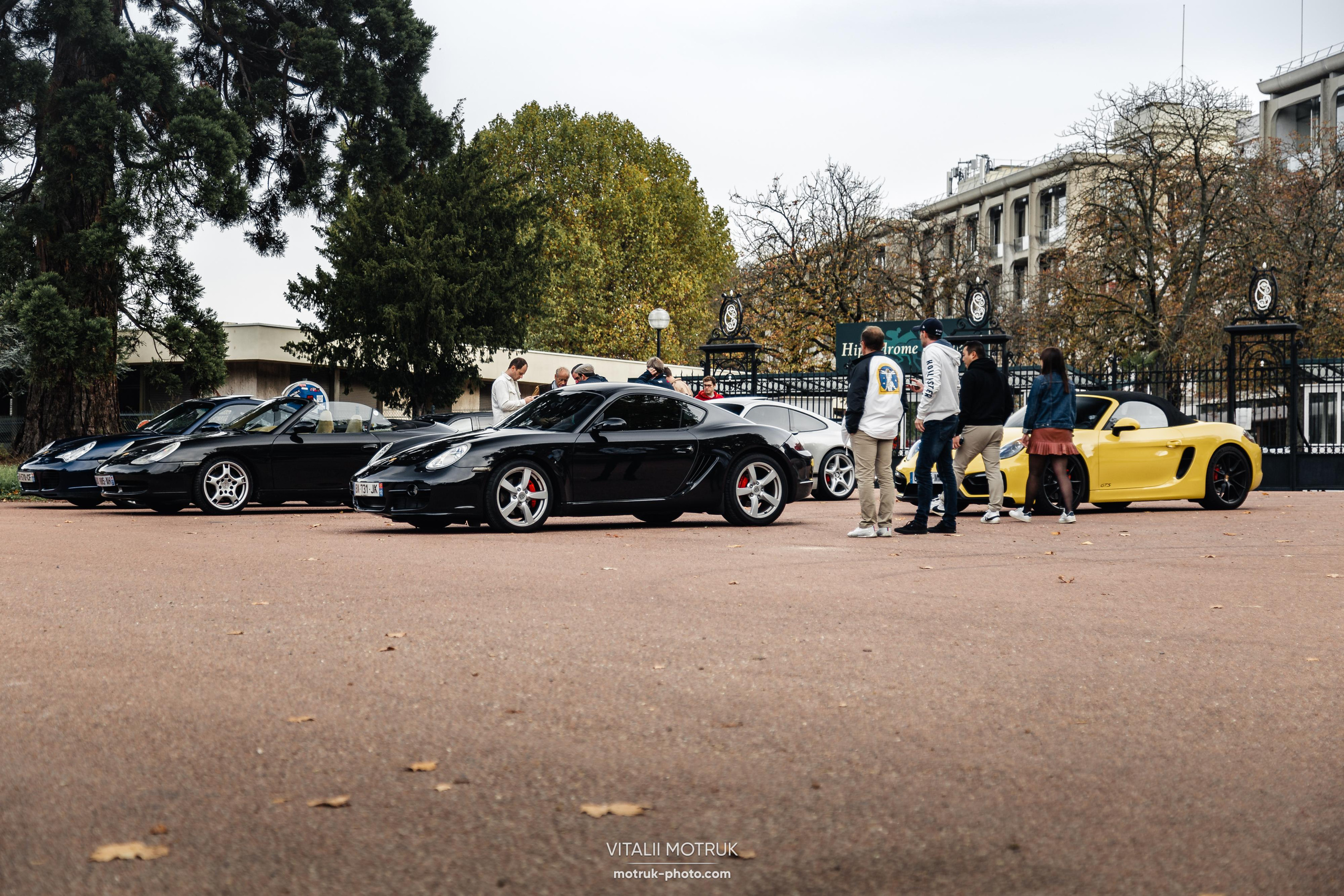 Rassamblement a l’Auteuil. Photographe de voitures à Paris — Vitalii Motruk