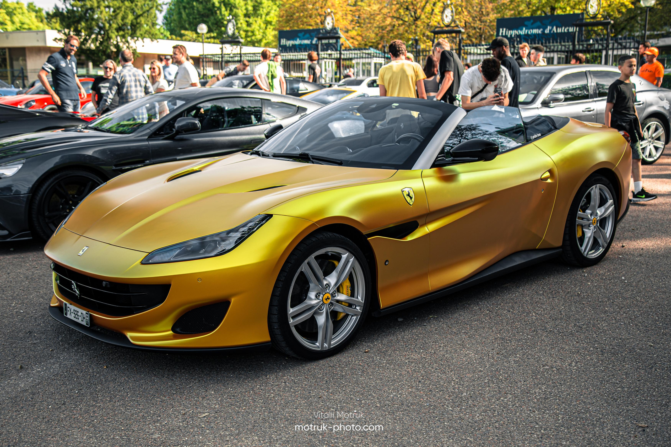 Rassemblement a l’Auteuil. Photographe de voitures à Paris — Vitalii Motruk