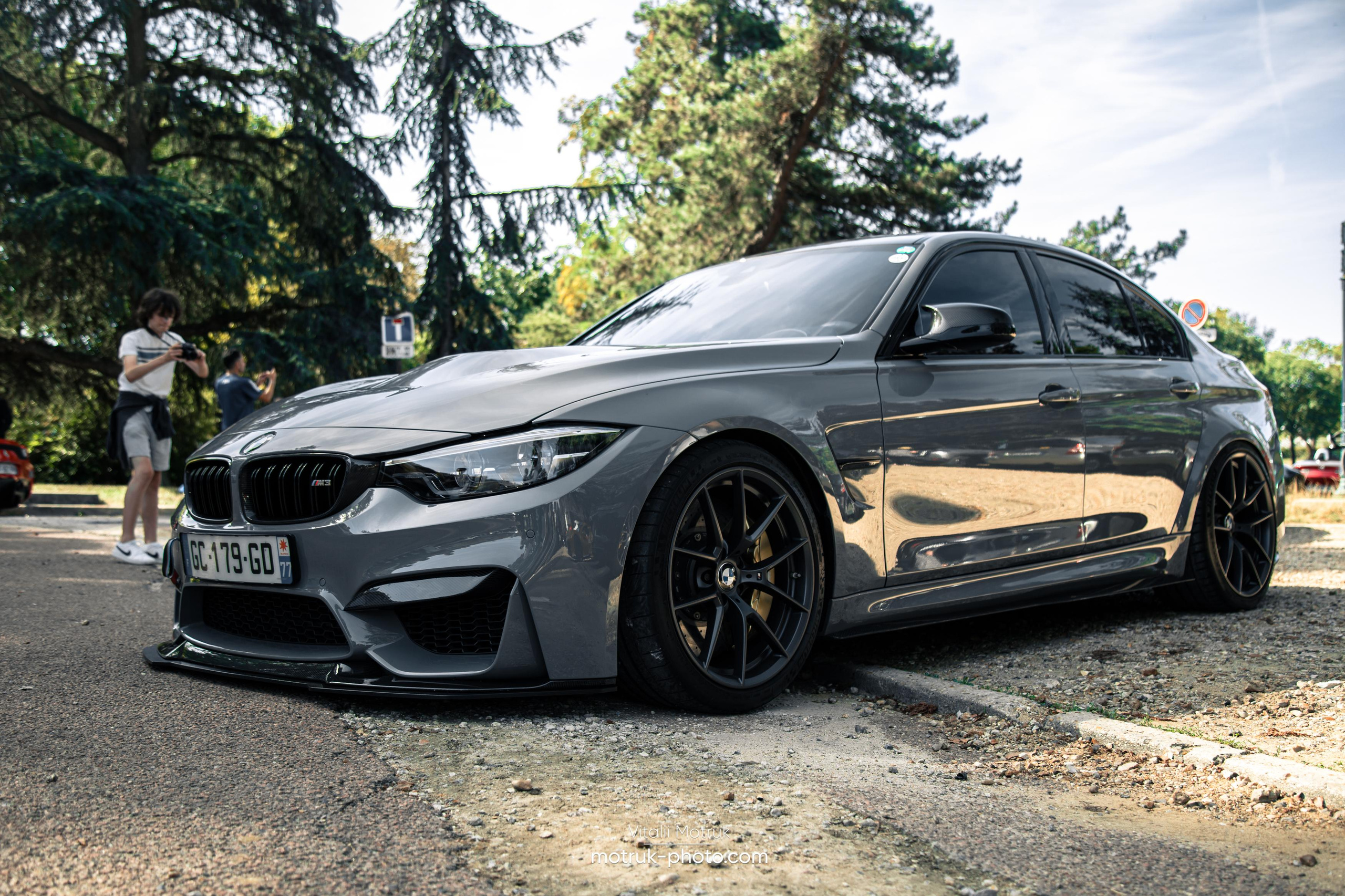Rassemblement a l’Auteuil. Photographe de voitures à Paris — Vitalii Motruk