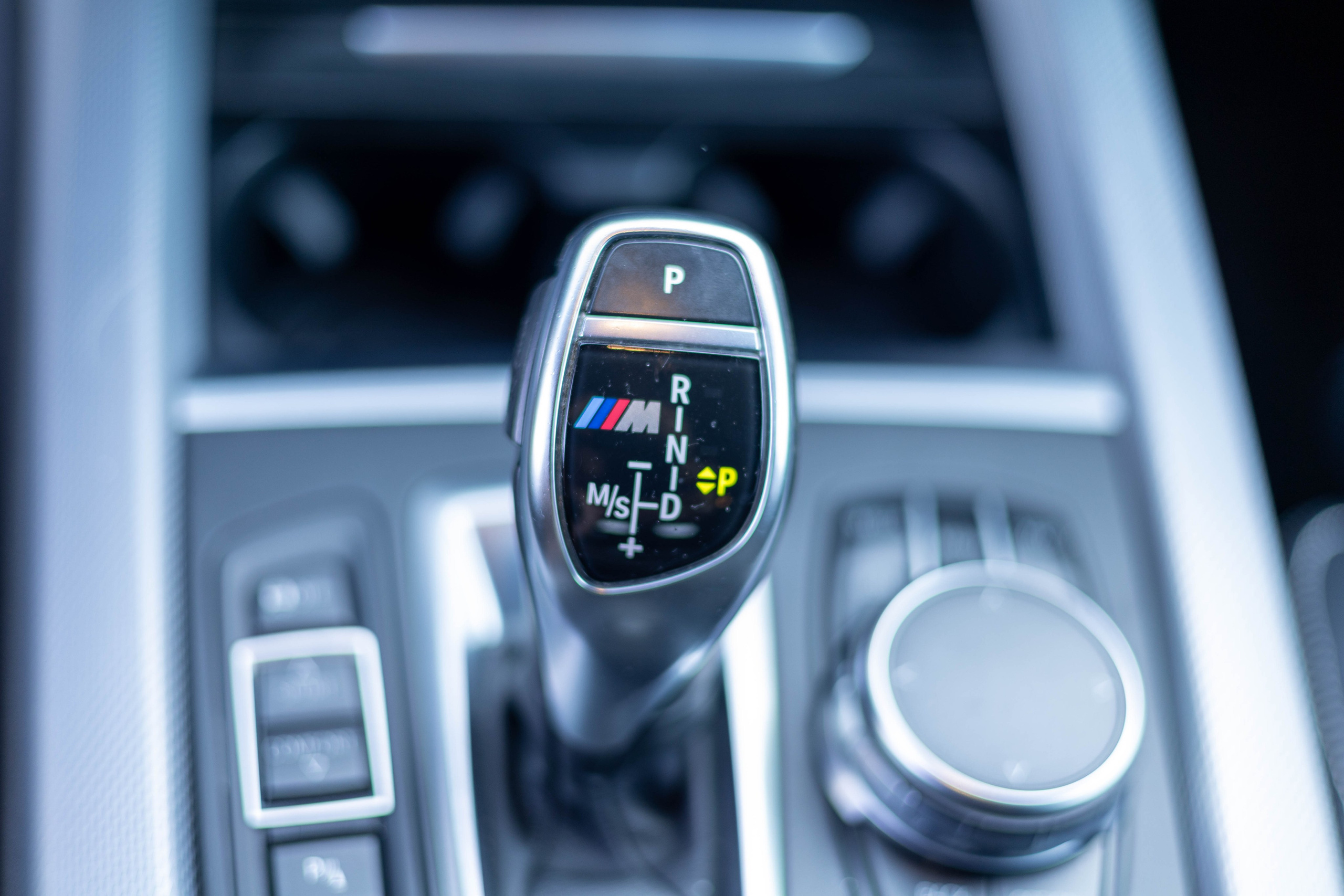 Коробка передач и центральная консоль автомобиля