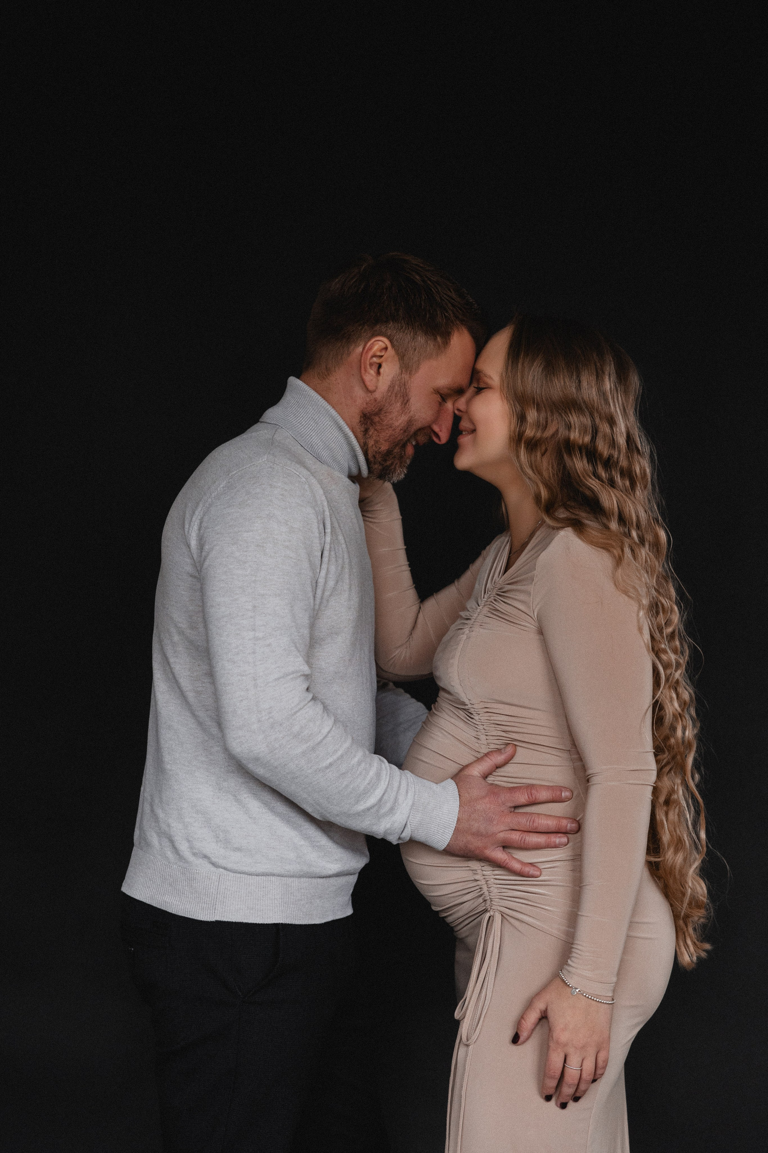 Babybauch Shooting im Fotostudio | Schwangerschaftsfotos in Bochum. Hochzeitsfotografin Bochum | Halyna Reiche Fotografie NRW