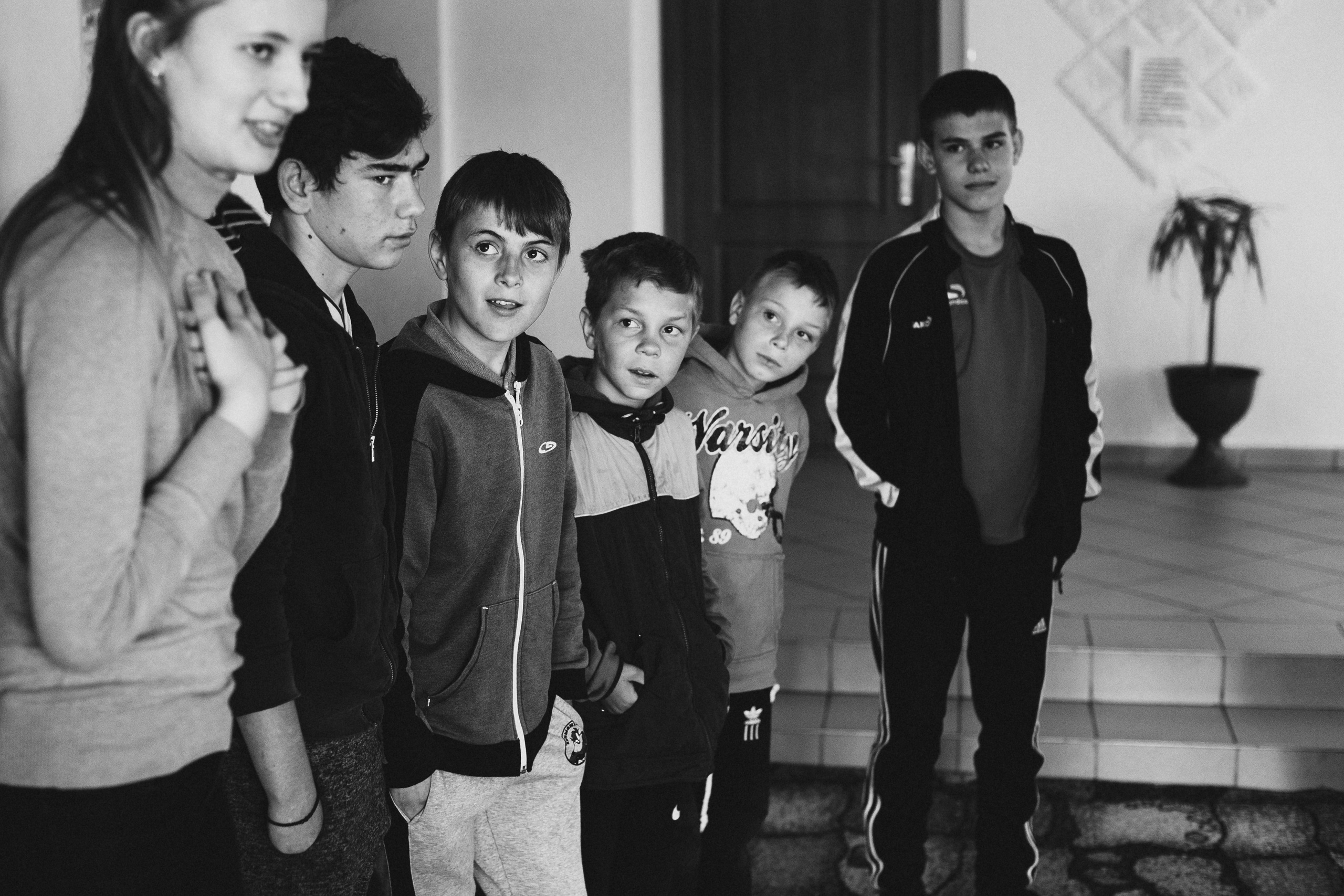 Дети стоящие в ряд чёрно-белая Детский дом шесть человек портрет  социальная фотография