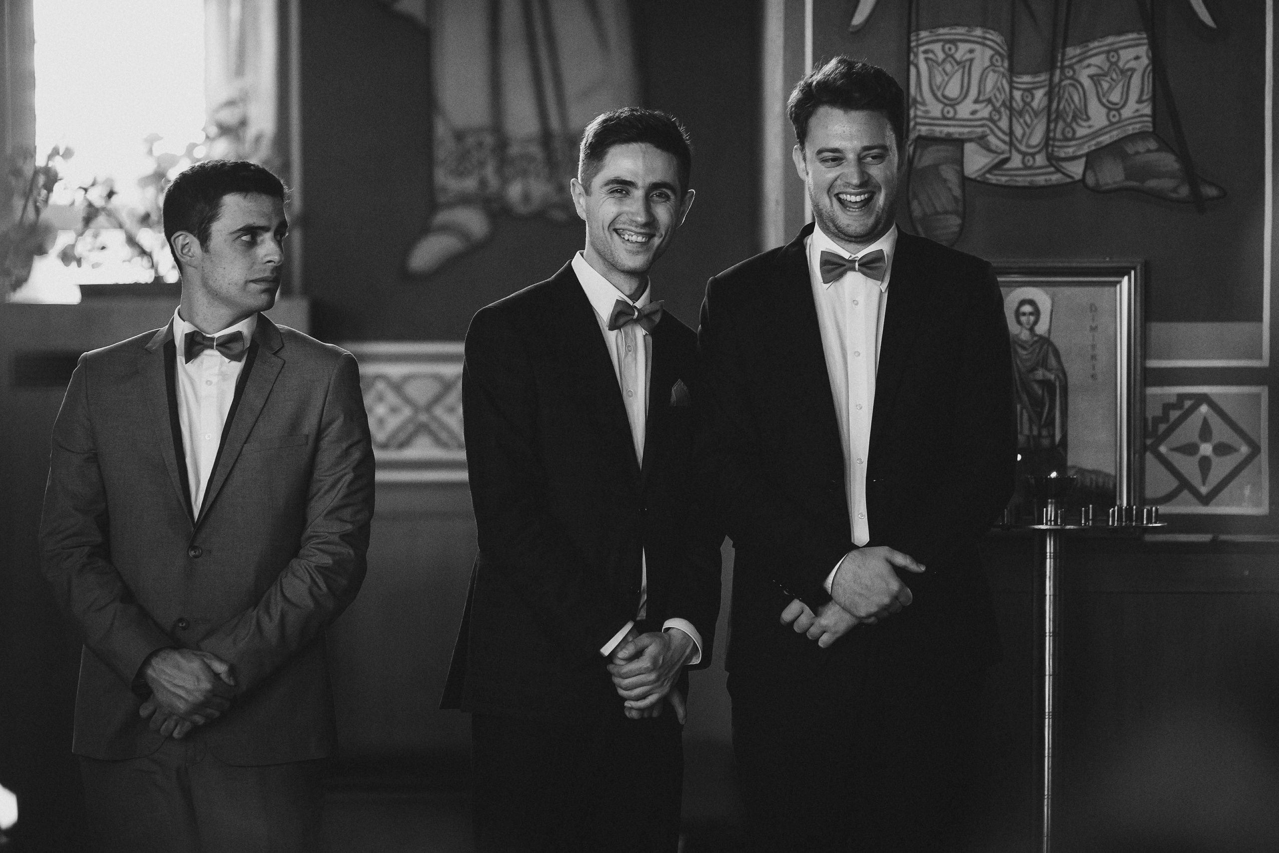 Фотограф в Ирландии чёрно-белая самые красивые фотки друзья жениха переживают радуются завидуют невеста свадьба церковь венчание смеются