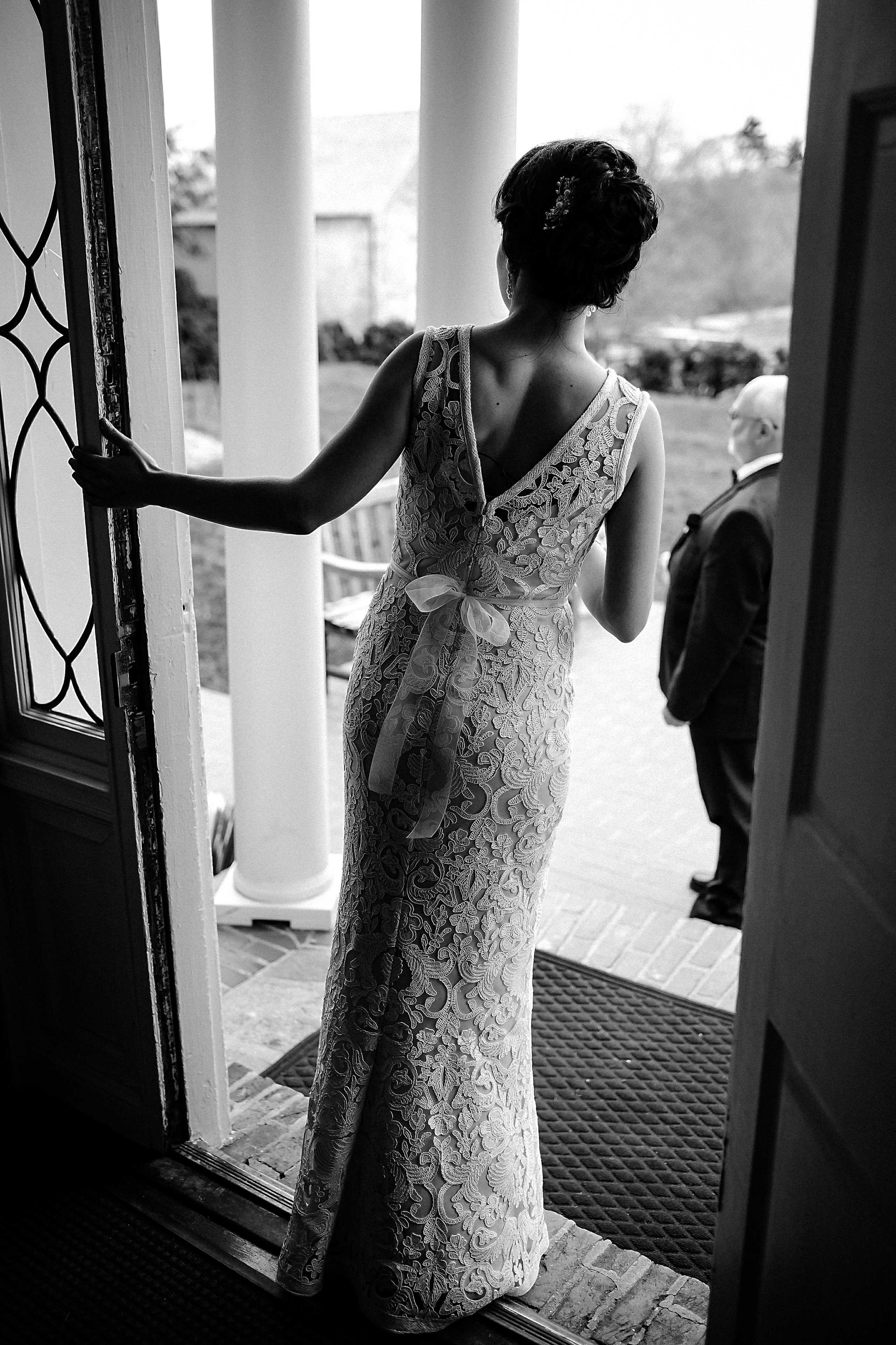 Фотограф в Ирландии Дублин свадьба утро фотки лучший топ свадебный красивая невеста подглядывает