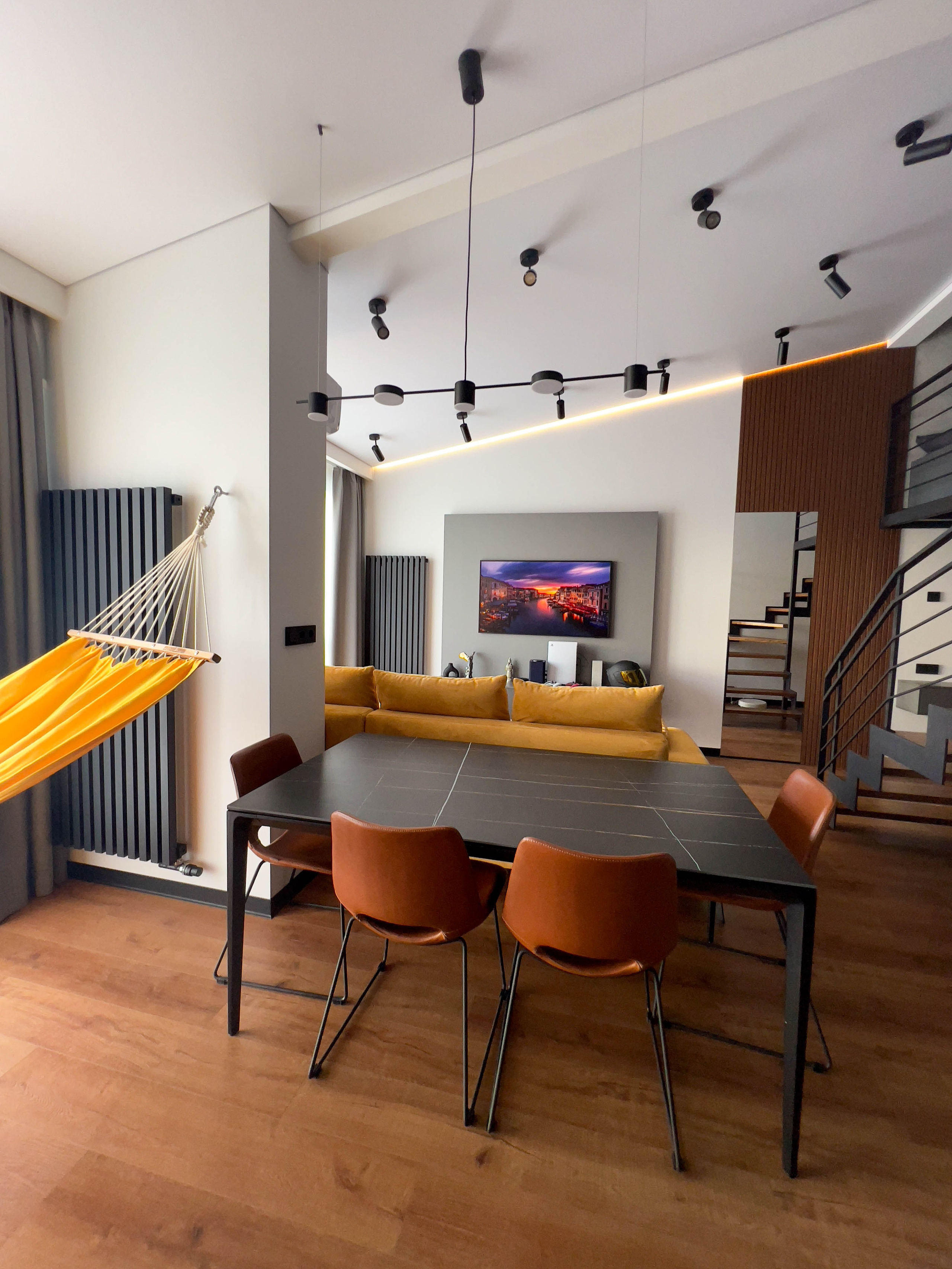 The apartment is on two levels. Fotograf Dmitrii Donets