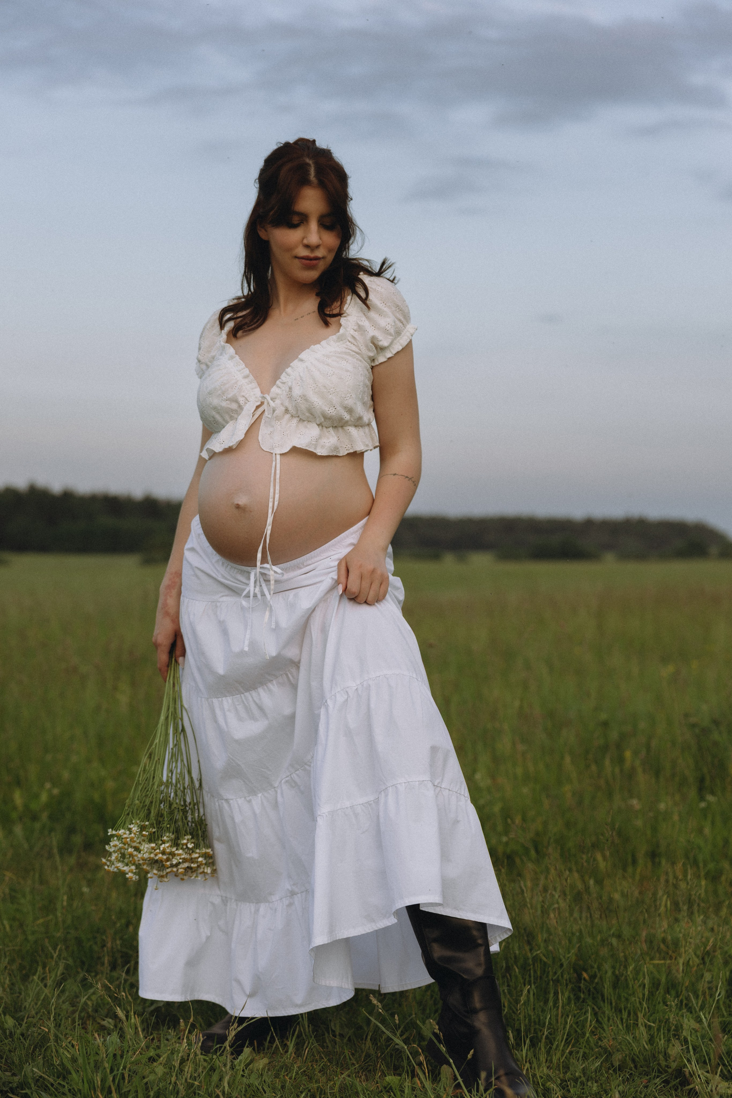 Lera & Maksim | laukimo fotosesija pievoje saulei besileidžiant. Vestuvių ir šeimų fotografė Lena Bondarenko / belove photo