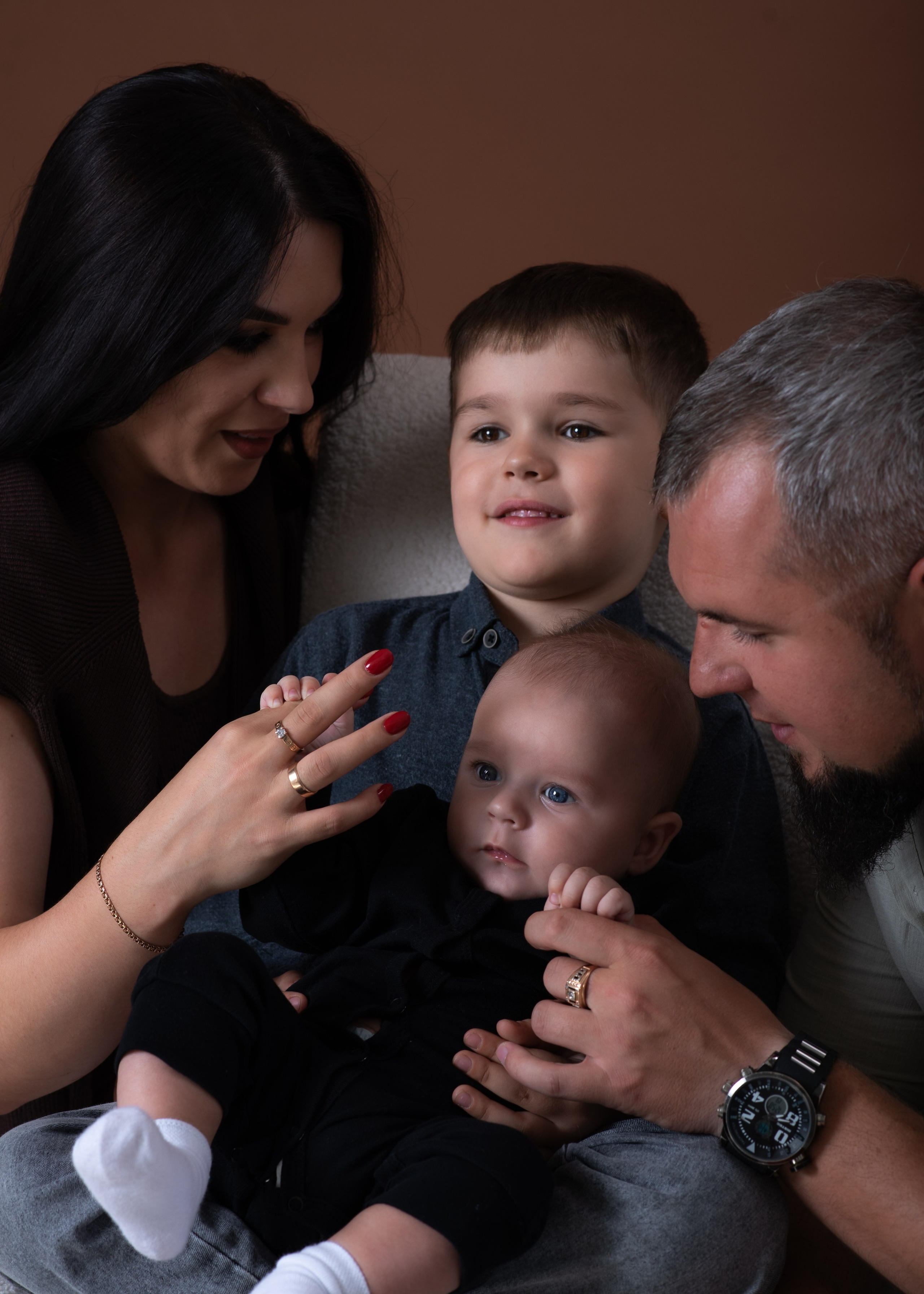 Живые эмоции, объятия, радость и искренние моменты Ваших поколений. Я — семейный фотограф в Анталии, создаю тёплые и естественные фотографии для Вашей семьи