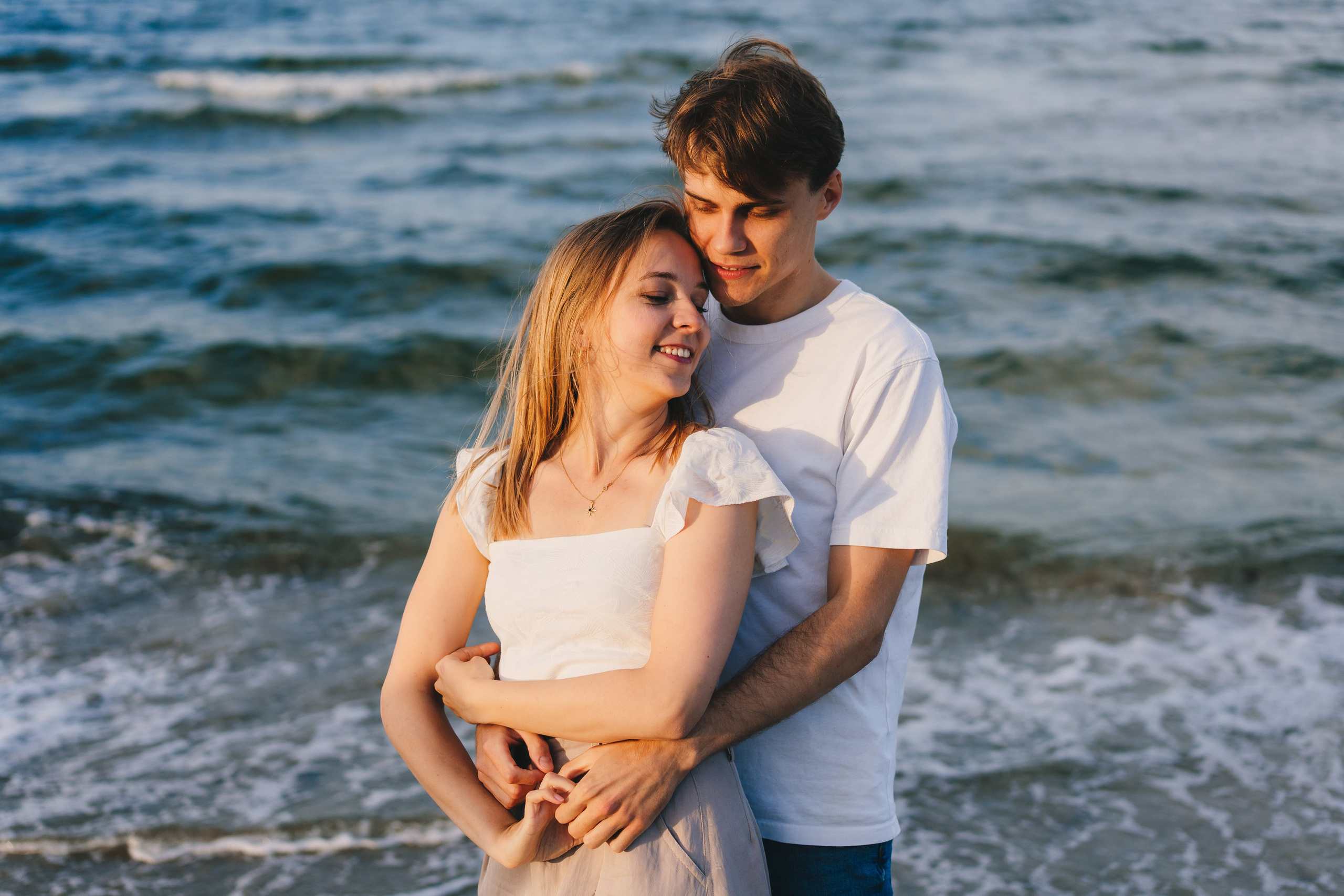 Gracjana i Damian, sesja narzeczeńska nad morzem. Fotograf ślubny & lifestyle Gdańsk, Karolina Baczewska