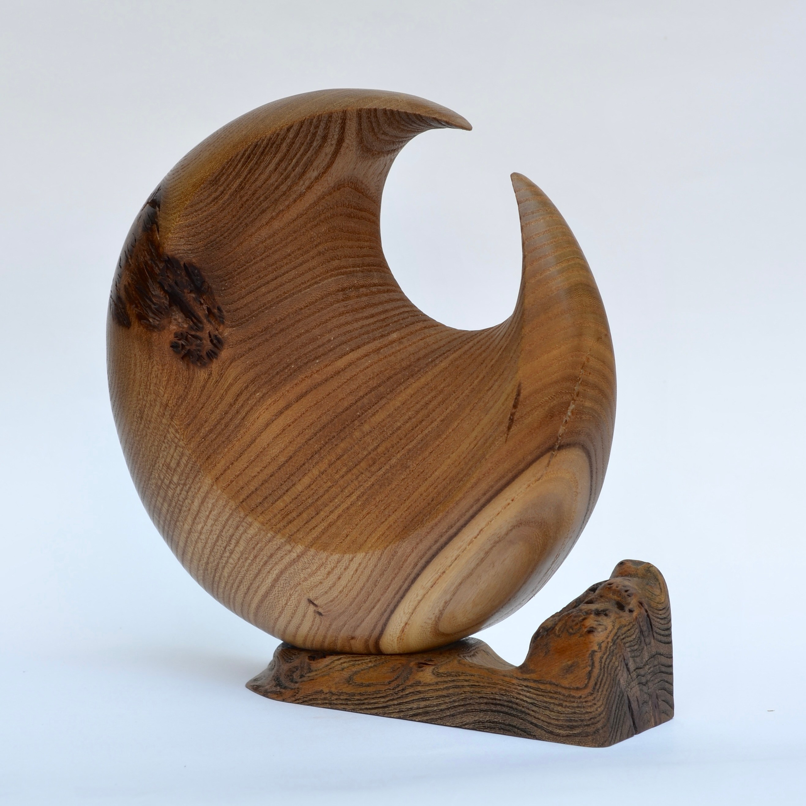 Вид снизу. Резьба по дереву. Уникальные декоративные скульптуры для интерьера