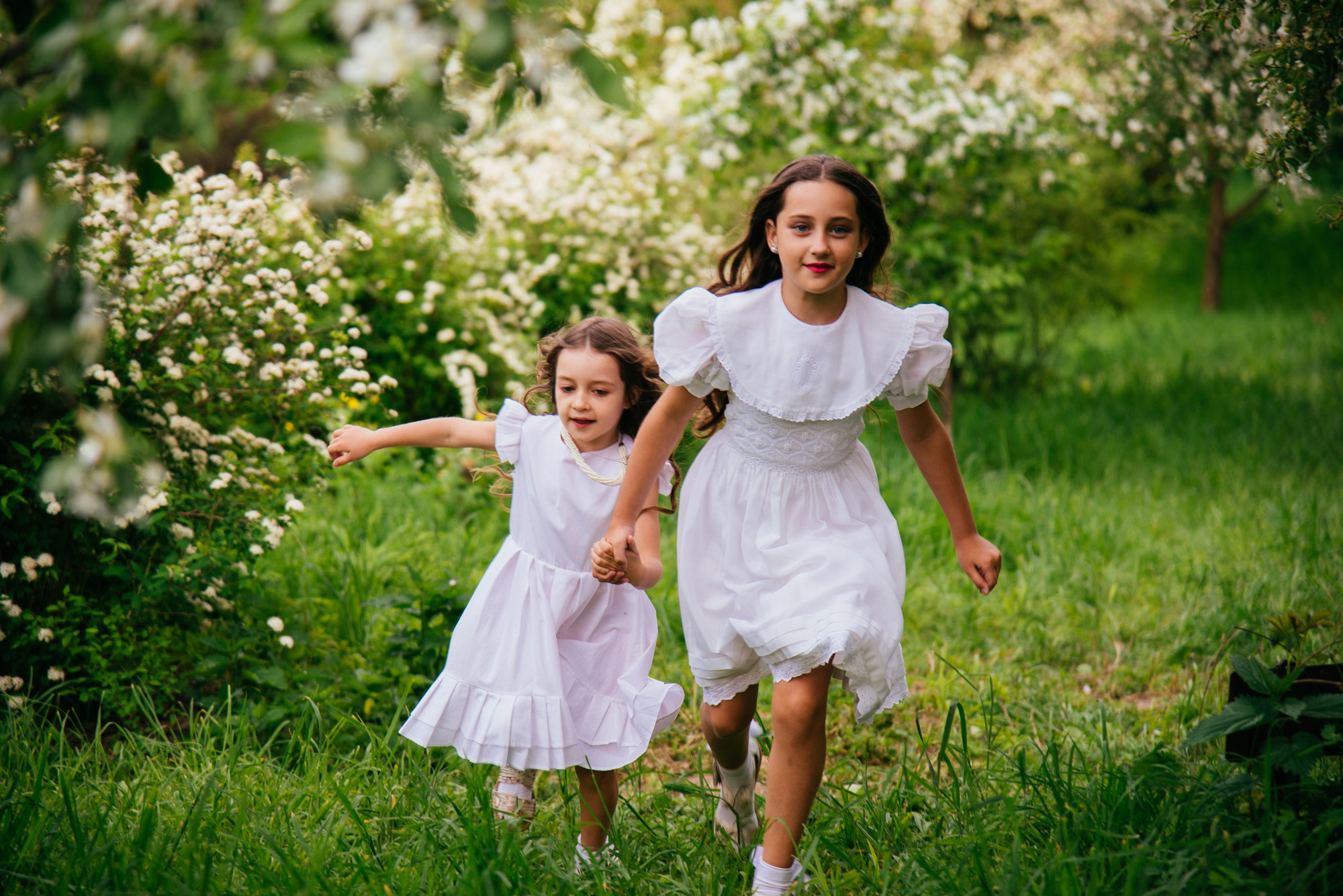 Sisters & Flowers. Family Lifestyle Photography