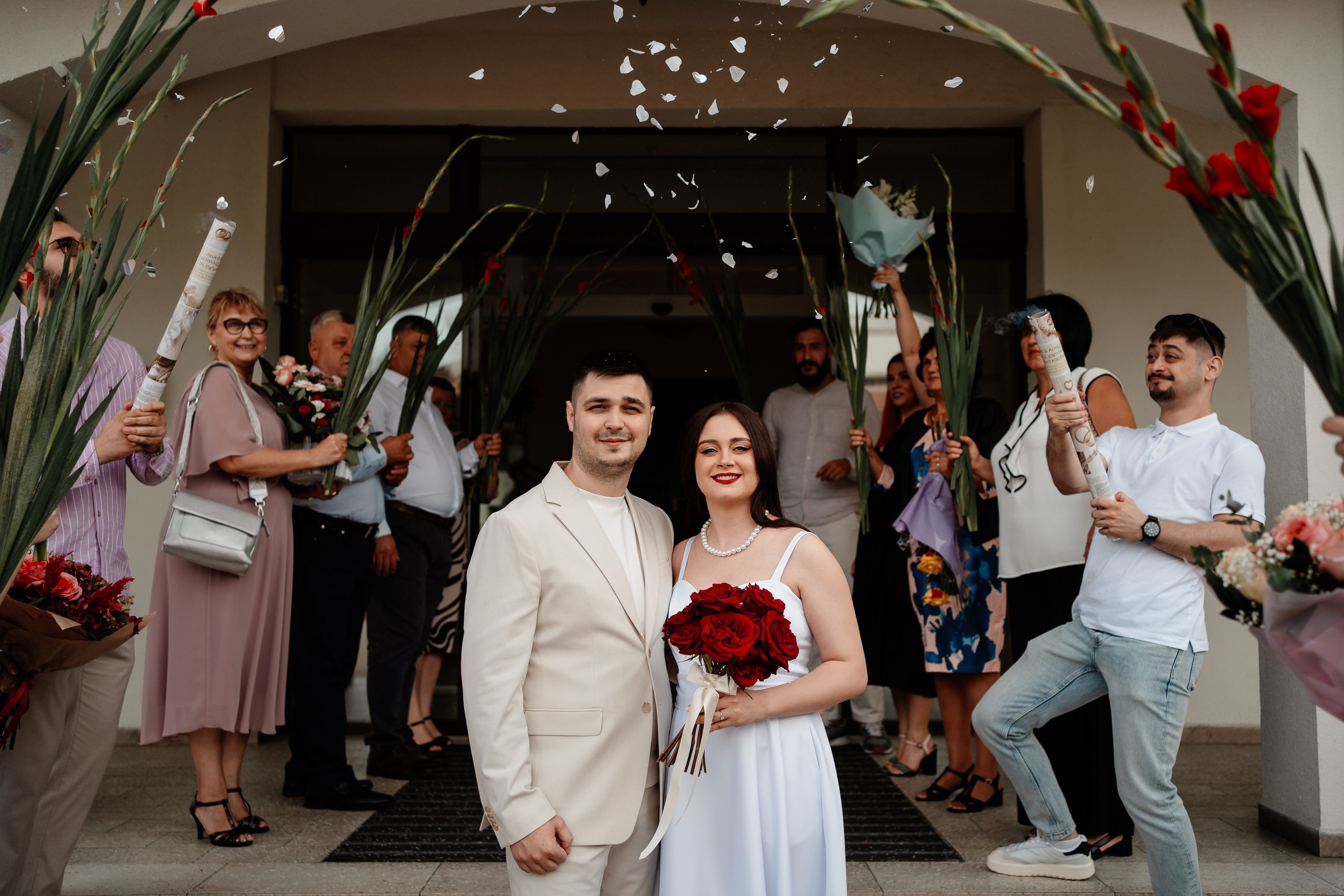 Miri fericiți în fața oficiului stării civile din Ilfov, celebrând începutul unei noi vieți împreună. Fotografie de cununie civilă, capturând naturalețea și bucuria momentului special.