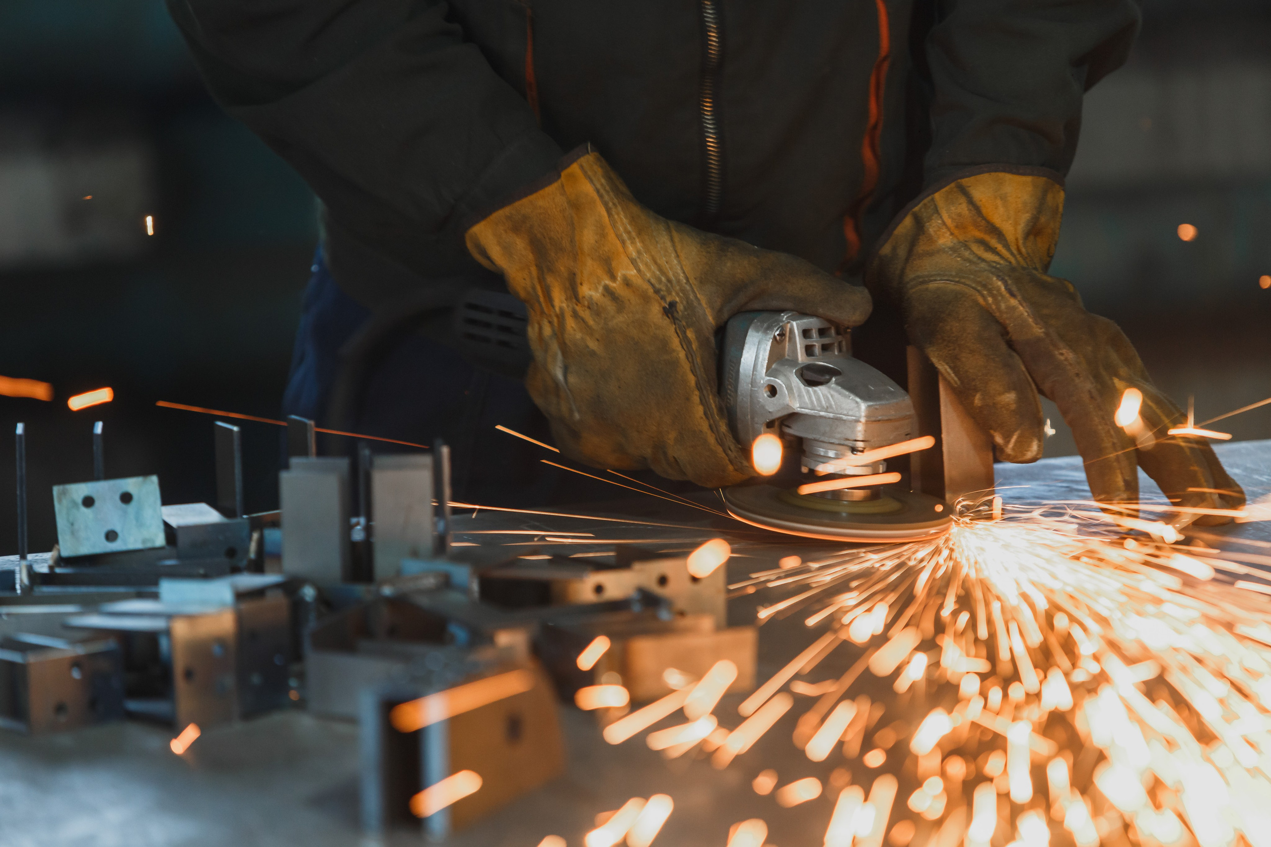 Chispas durante el proceso de fabricación de material deportivo