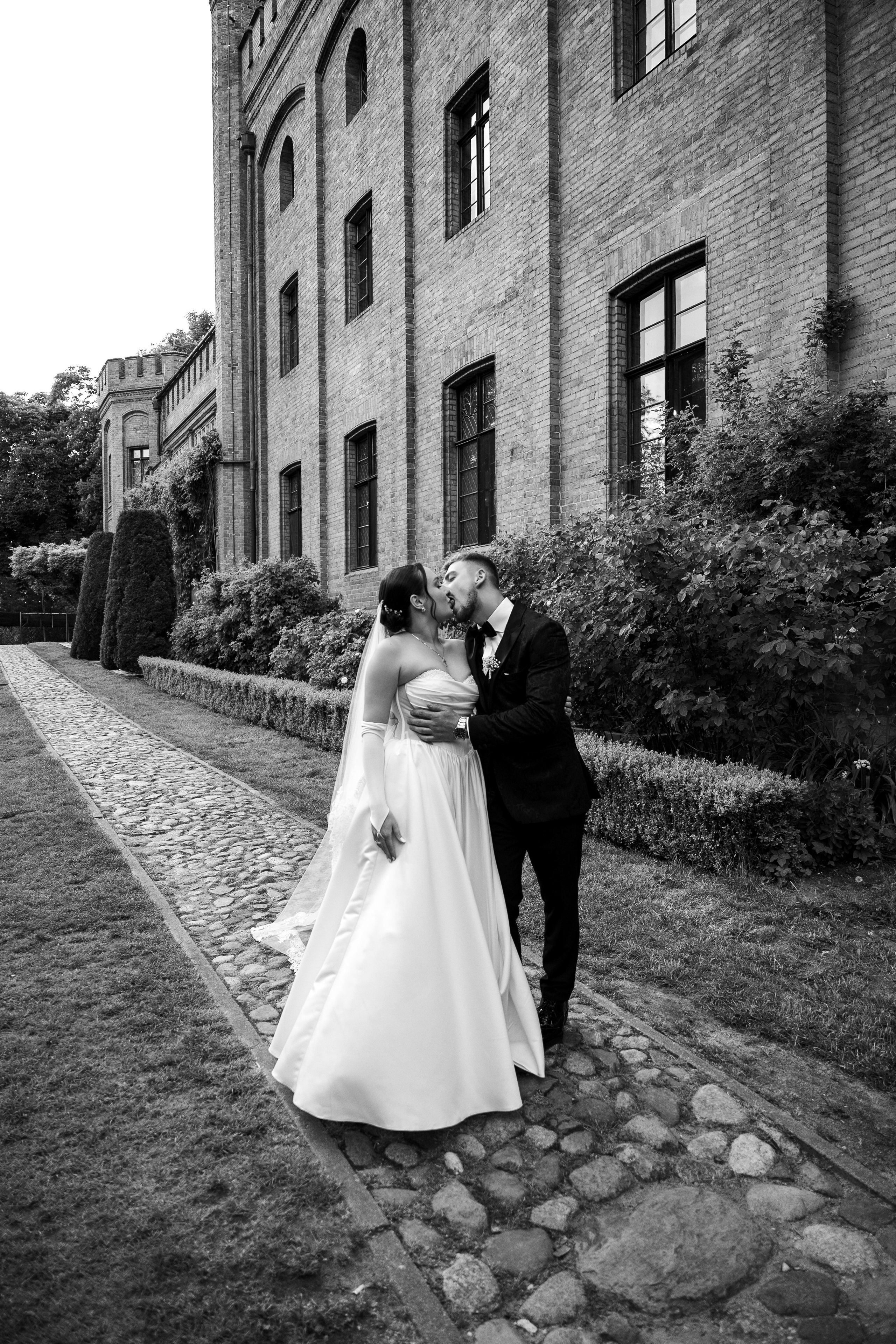 E&N: Zamek w Rzucewie. SL Wedding Photo — Editorial, Elegant & Timeless Wedding Photography in Poland and Across Europe