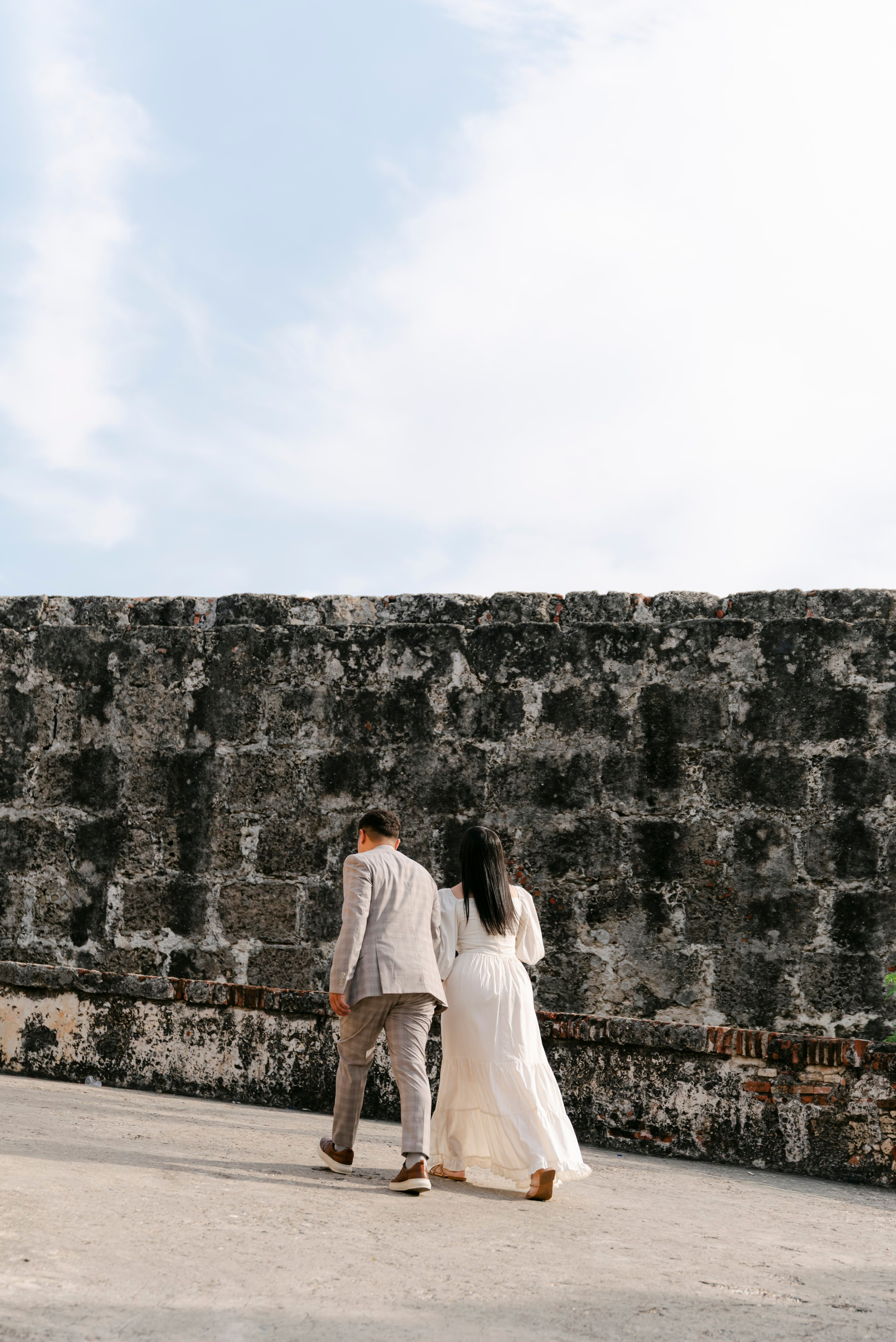 Pareja en locación natural verde, fotografía de preboda cinematográfica en ambiente tropical