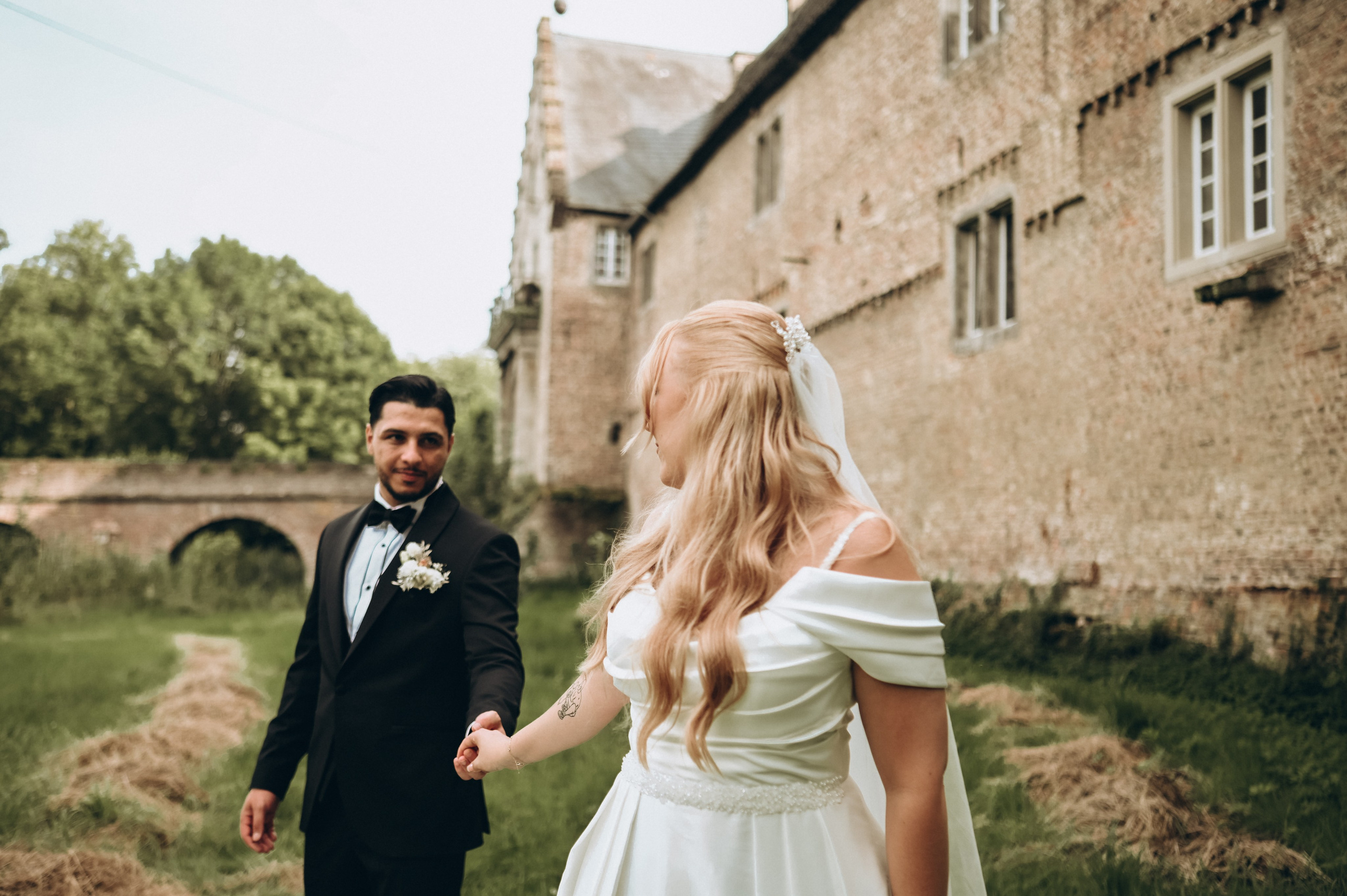 Hohzeitfotoshooting in der nähe vin dem Schloss Hülchrath in Grevenbroich