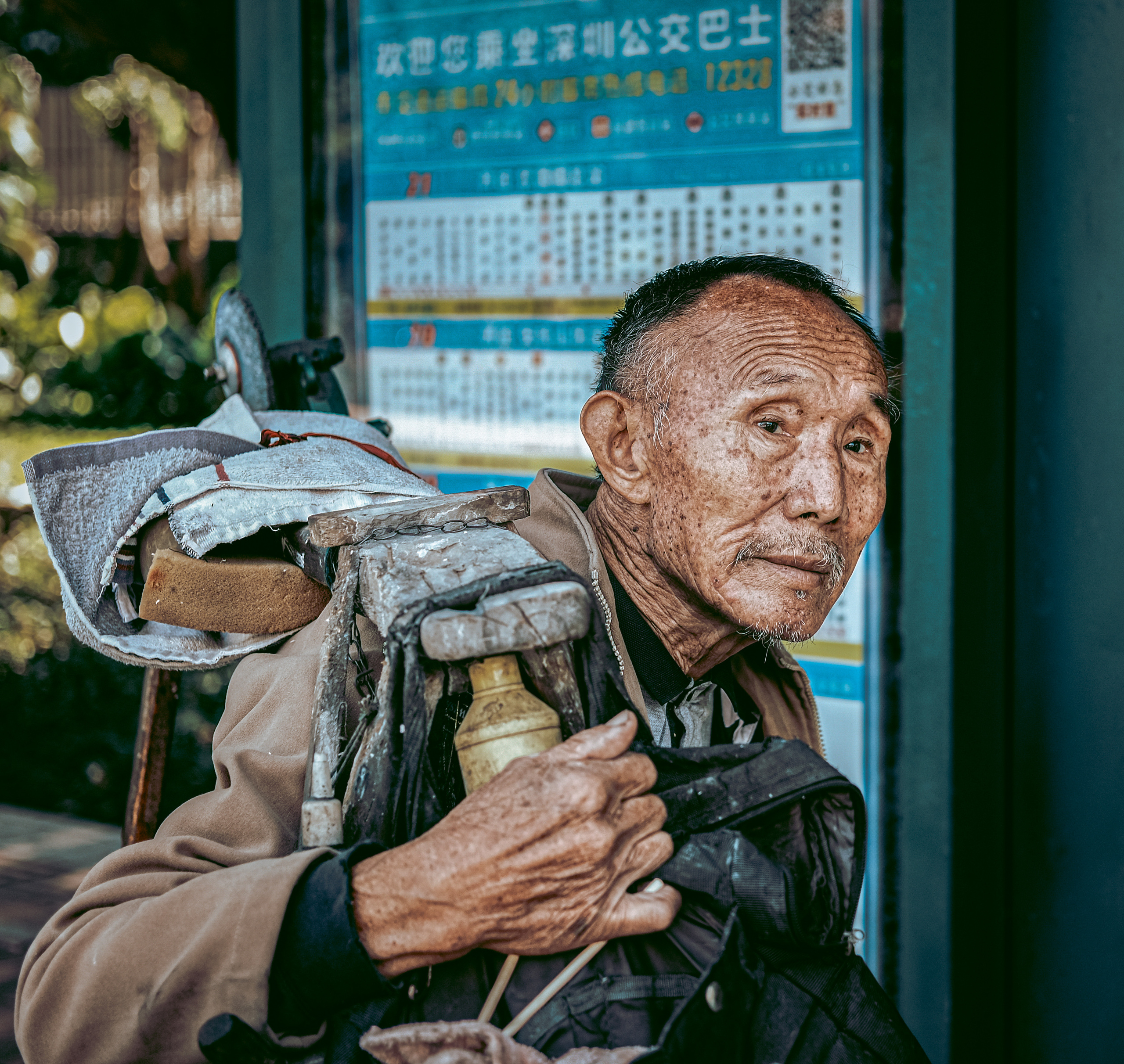 Old Man | Street Photography China | Street photography in Shenzhen | China | Camera: FUJIFILM X-Pro3 56mm F1.2 | Date: 20 November 2021 | Yuko Photography