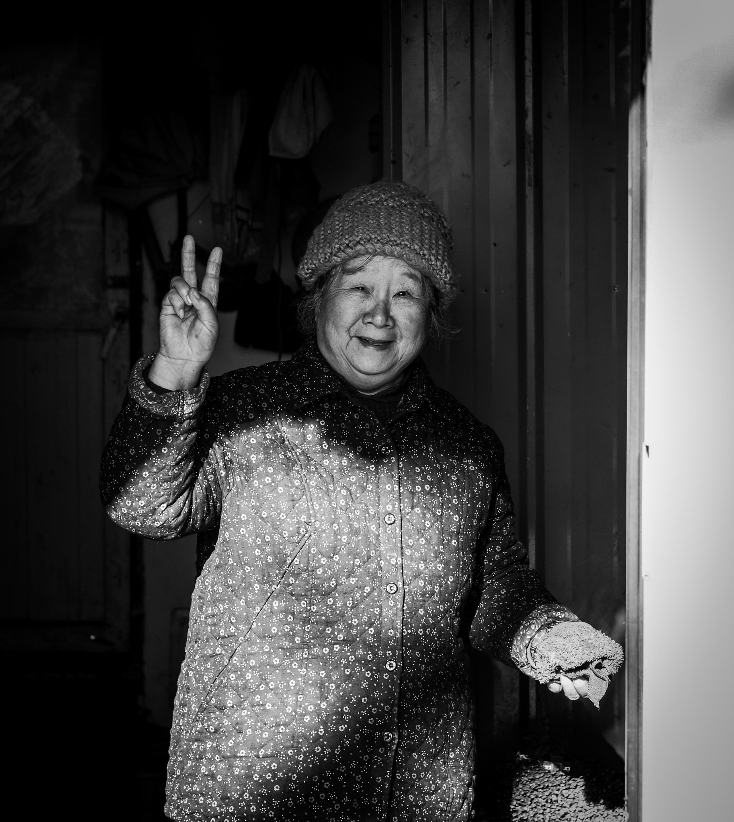 Victory | Old Lady | Beijing Streets in Black and White Photography | Camera: FUJIFILM X-Pro3 35mm F2.0 | Yuko Photography