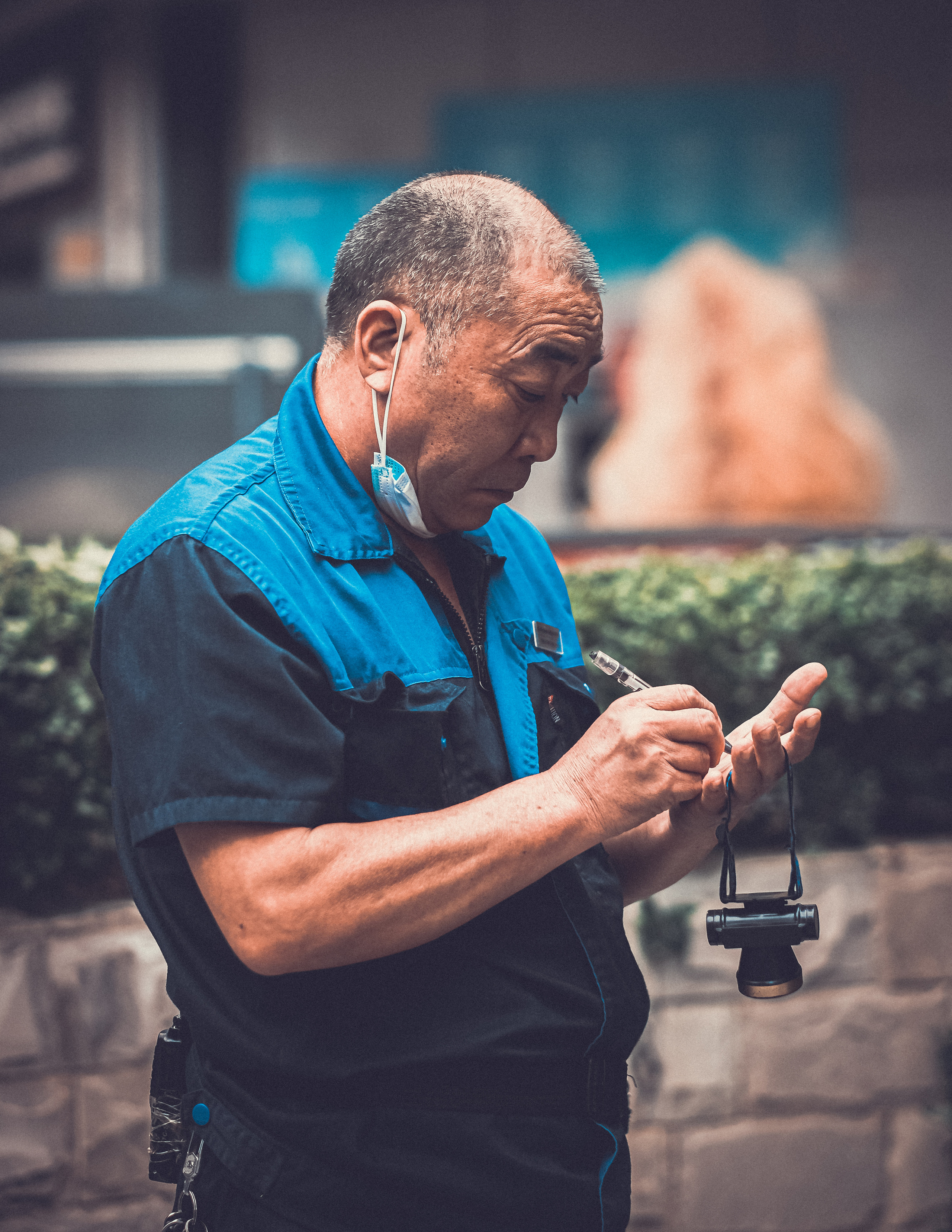 Writing on the hand | Street Photography China | Street photography in Shenzhen | China | Camera: FUJIFILM X-Pro3 56mm F1.2 | Date: 23 October 2021
