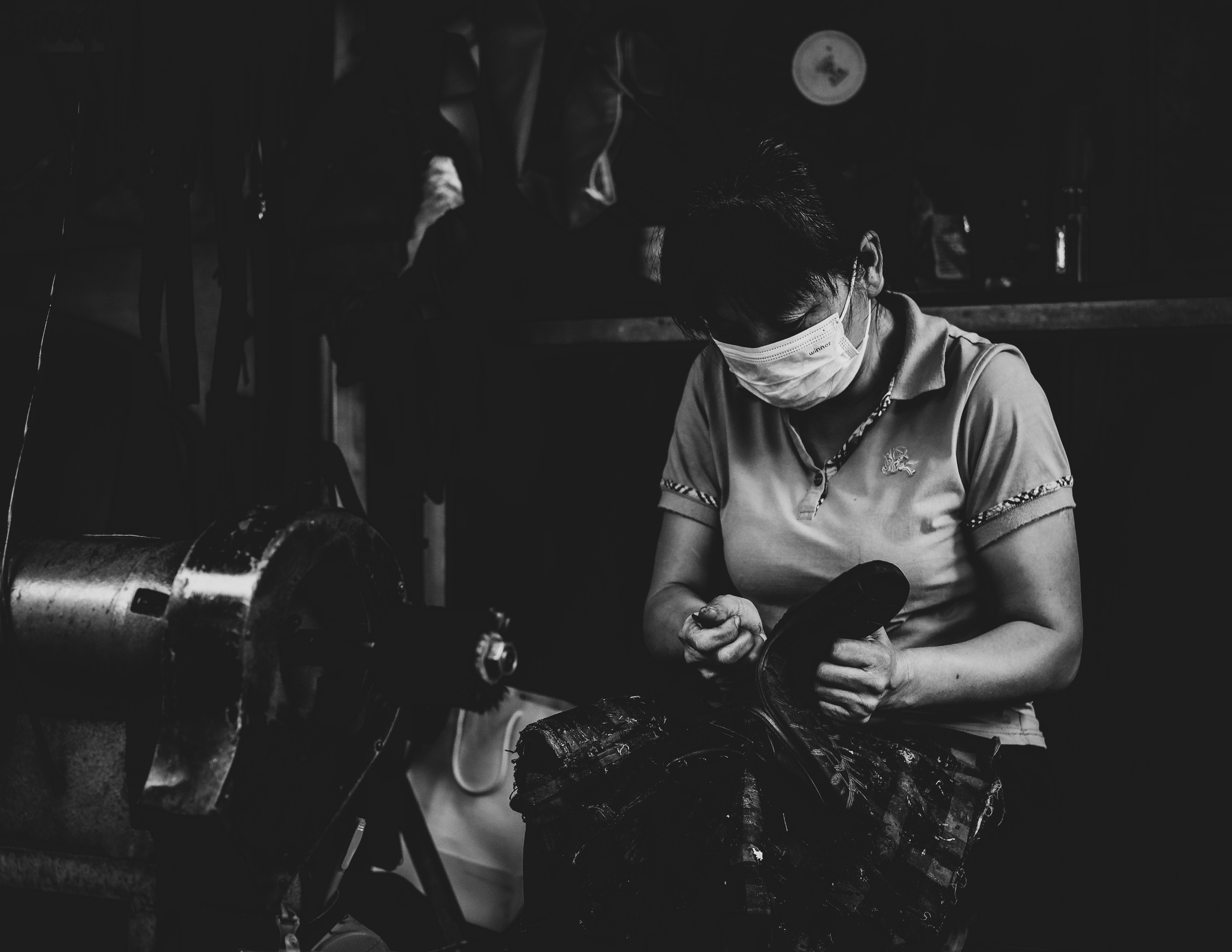 深圳户外鞋维修 | 沙头角桥东社区 | 沙头角街 | 盐田区 | 深圳市 | 黑白摄影 | 黑白摄影 | 街头摄影 | 黑白照片中的中国 | Outdoor shoe repair in Shenzhen | Shatoujiao Qiaodong Community | Shatoujiao Street