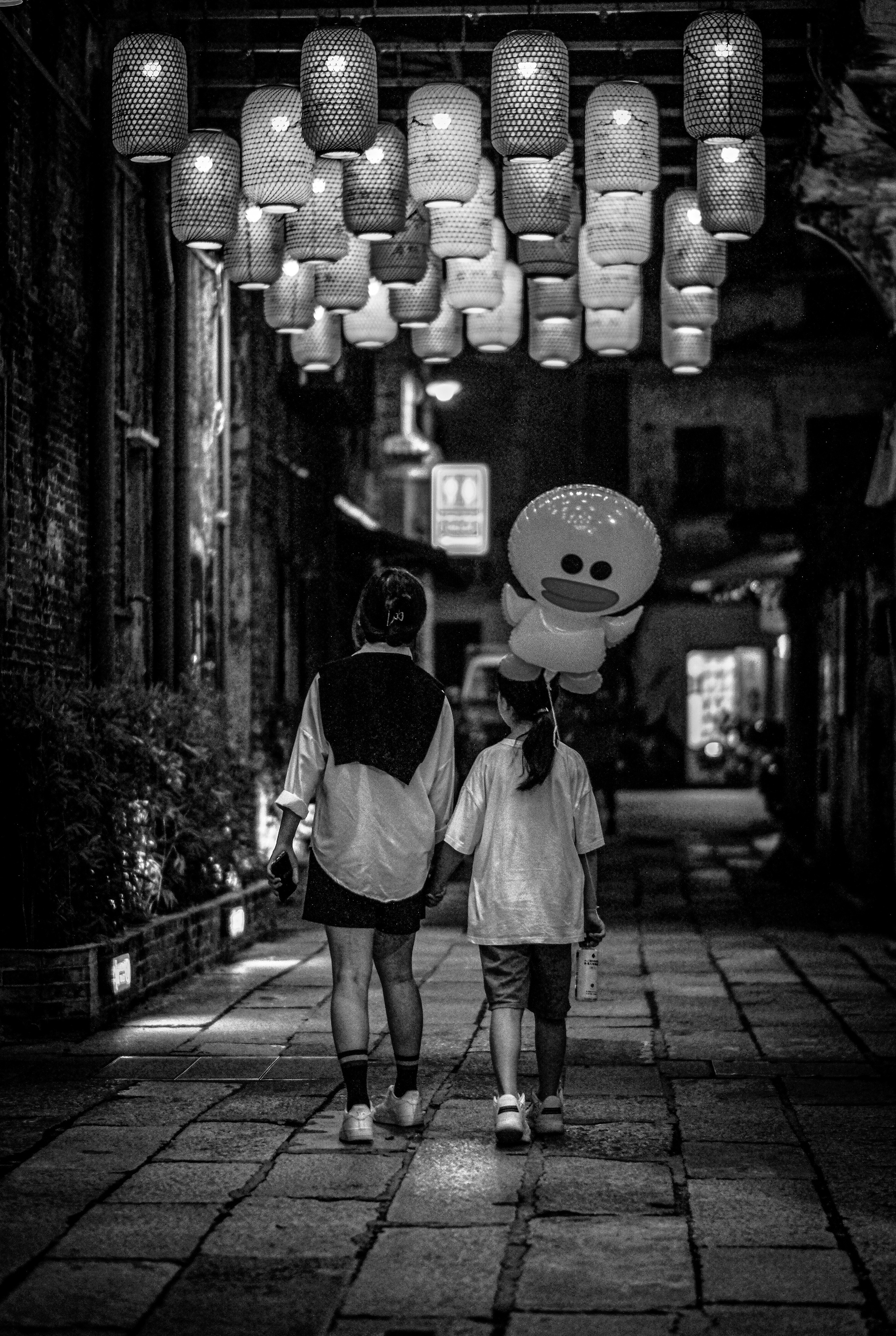 Sisters | Black and White photography | Black and White photography Jiangmen | Street Photography  | China in Black & White photographs | Jiangmen City | 姐妹 | 黑白摄影 | 黑白摄影 | 街头摄影 | 黑白照片中的中国 | 高分辨率照片| 江门市