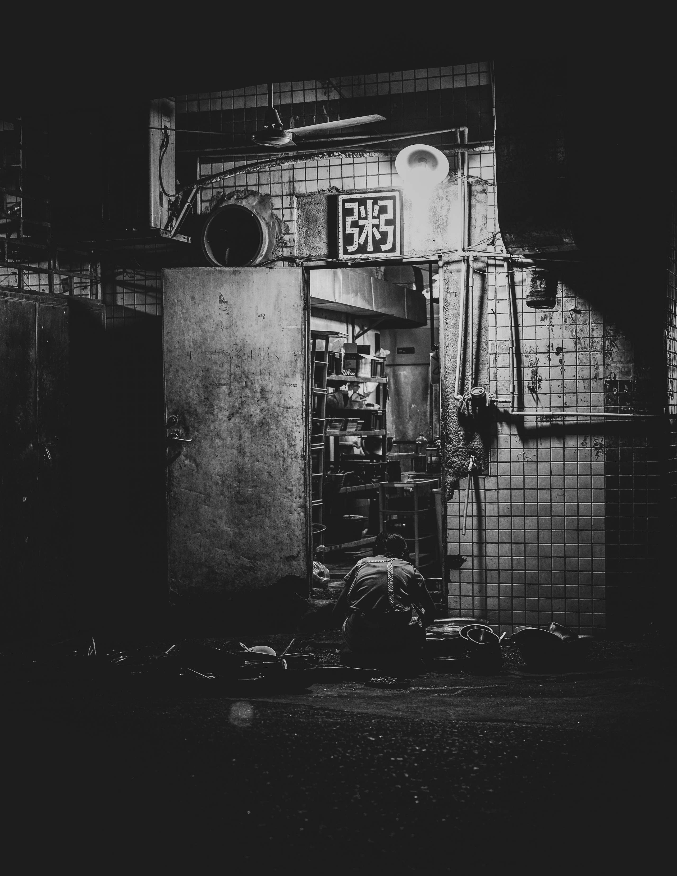 Washing dishes | Candid photography | Black and White photography | Shenzhen City | Black and White photography | Street Photography  | China in Black & White photographs | Camera: FUJIFILM X-Pro3 35mm F2.0 | 洗碗 | 坦诚摄影 | 黑白摄影 | 深圳市 | 黑白摄影 | 街头摄影 | 黑白照片中的中国 | 高分辨率照片| 相机：FUJIFILM X-Pro3 35mm F2.0