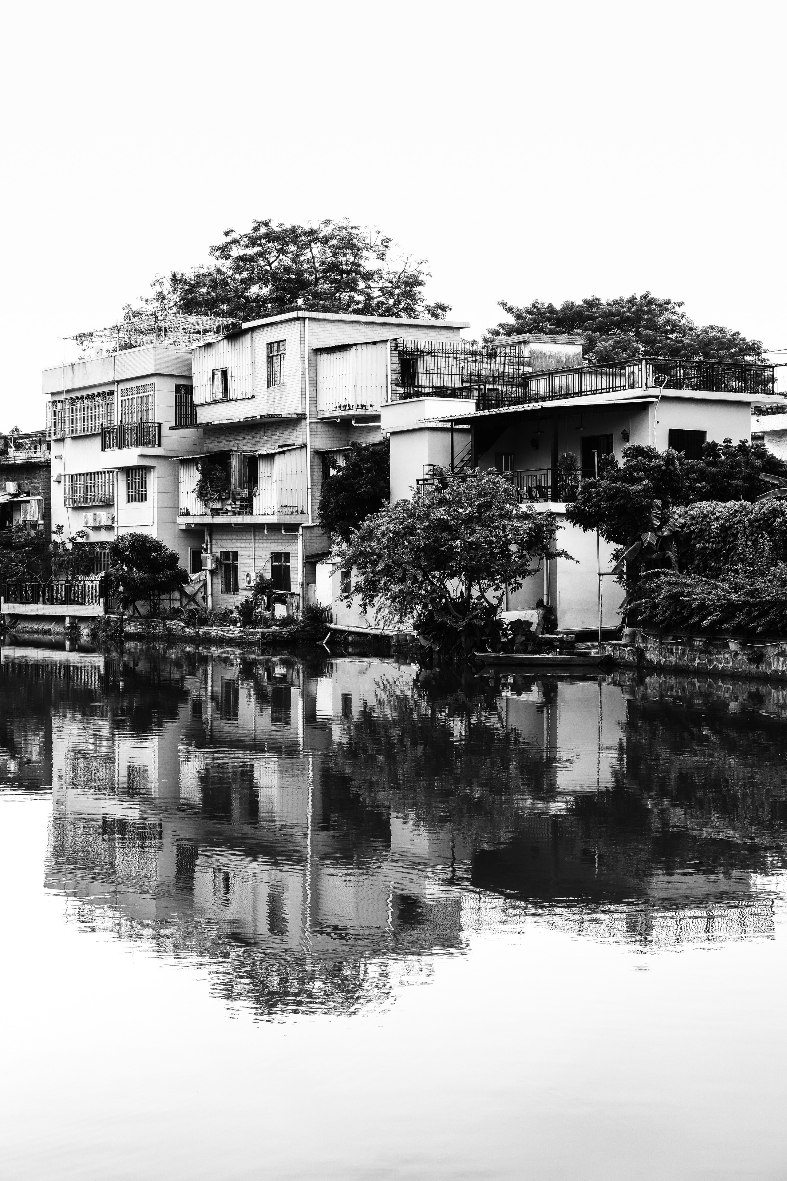 Reflection Photography | Black and White photography | Black and White photography | Street Photography  | China in Black & White photographs | Shunde City | China Town Camera: FUJIFILM X-Pro3 35mm F2.0 | 倒影摄影 | 黑白摄影 | 黑白摄影 | 街头摄影 | 黑白照片中的中国| 高分辨率照片 | 顺德市| 中国城