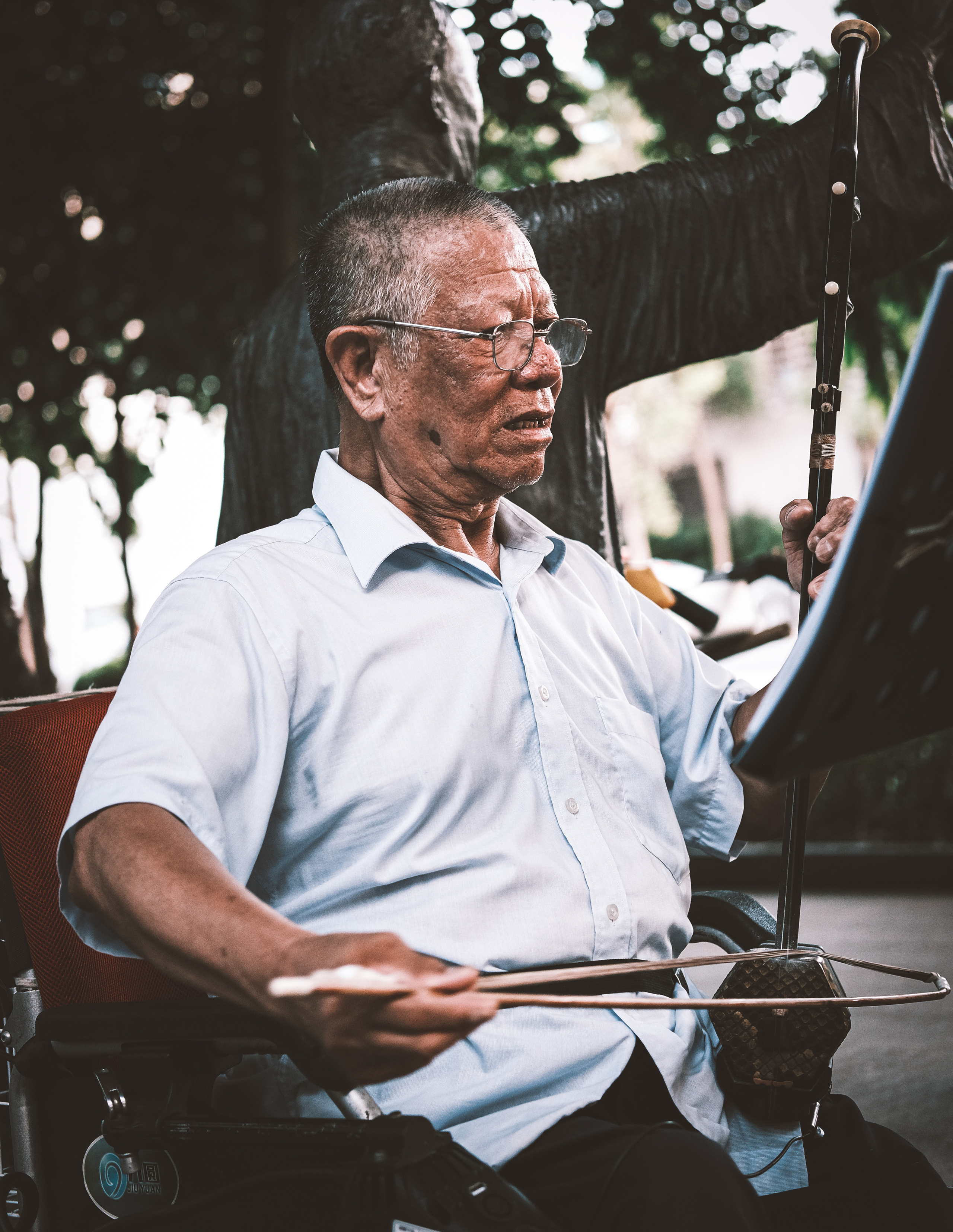 Musical instrument Erhu (二胡) | Street Photography | Chinese Culture and Traditional Musical instrument | Street photography in Shenzhen | China | Date: 4 September 2021 | Camera: FUJIFILM X-Pro3 35mm F2.0 | 乐器二胡 | 街头摄影 | 中国文化与传统乐器 | 深圳街头摄影 | 中国
