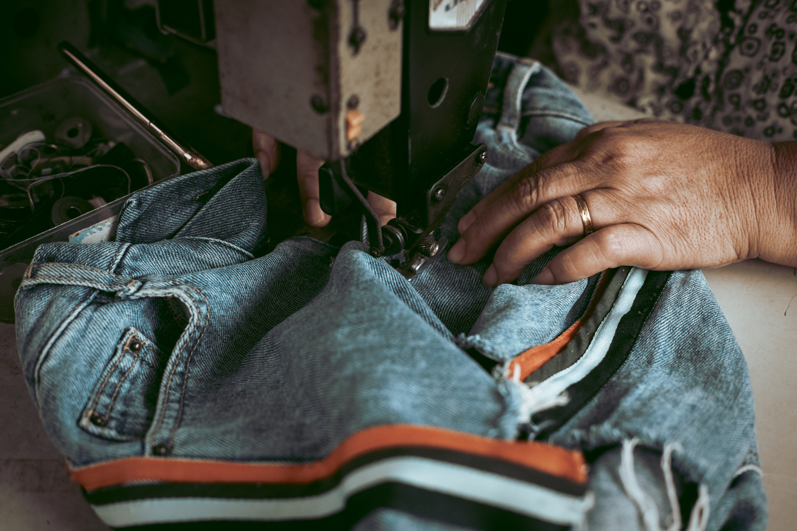 Repair Clothes | 盐田区沙头角桥东社区缝补一条街 | Street Photography | Street photography in Shenzhen | China | Camera: FUJIFILM X-Pro3 35mm F2.0