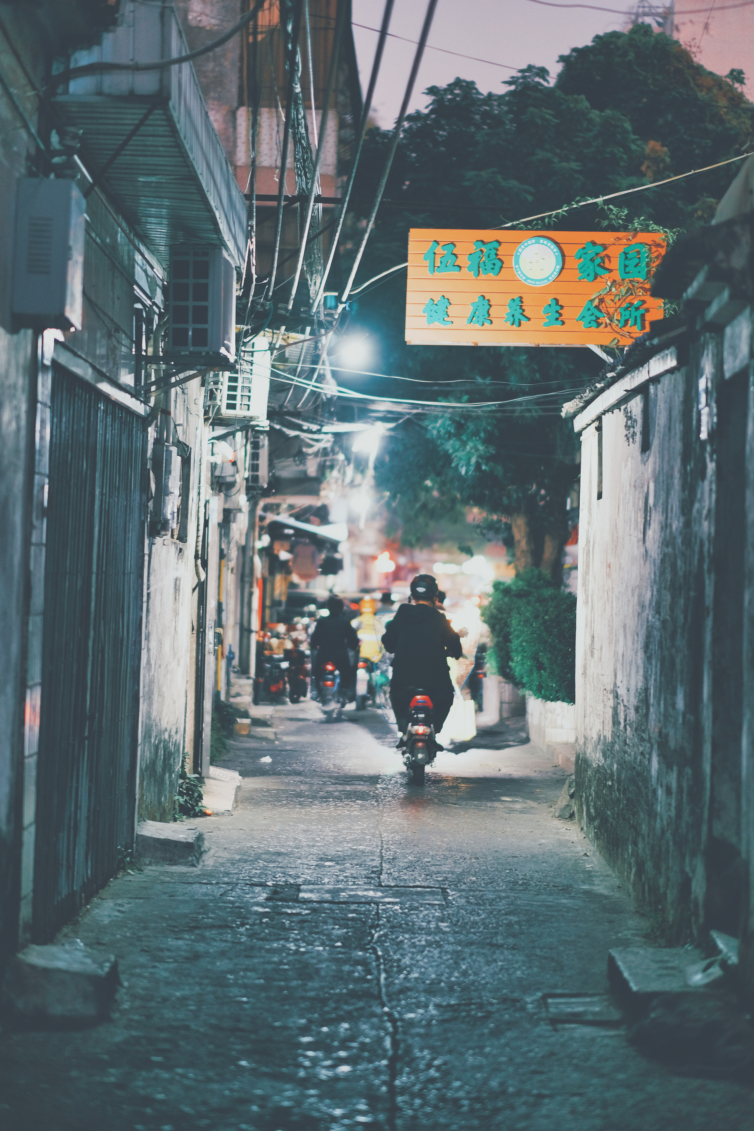 Huizhou Streets at night | China, Huizhou 2021. Camera: FUJIFILM X-Pro3 56mm F1.2