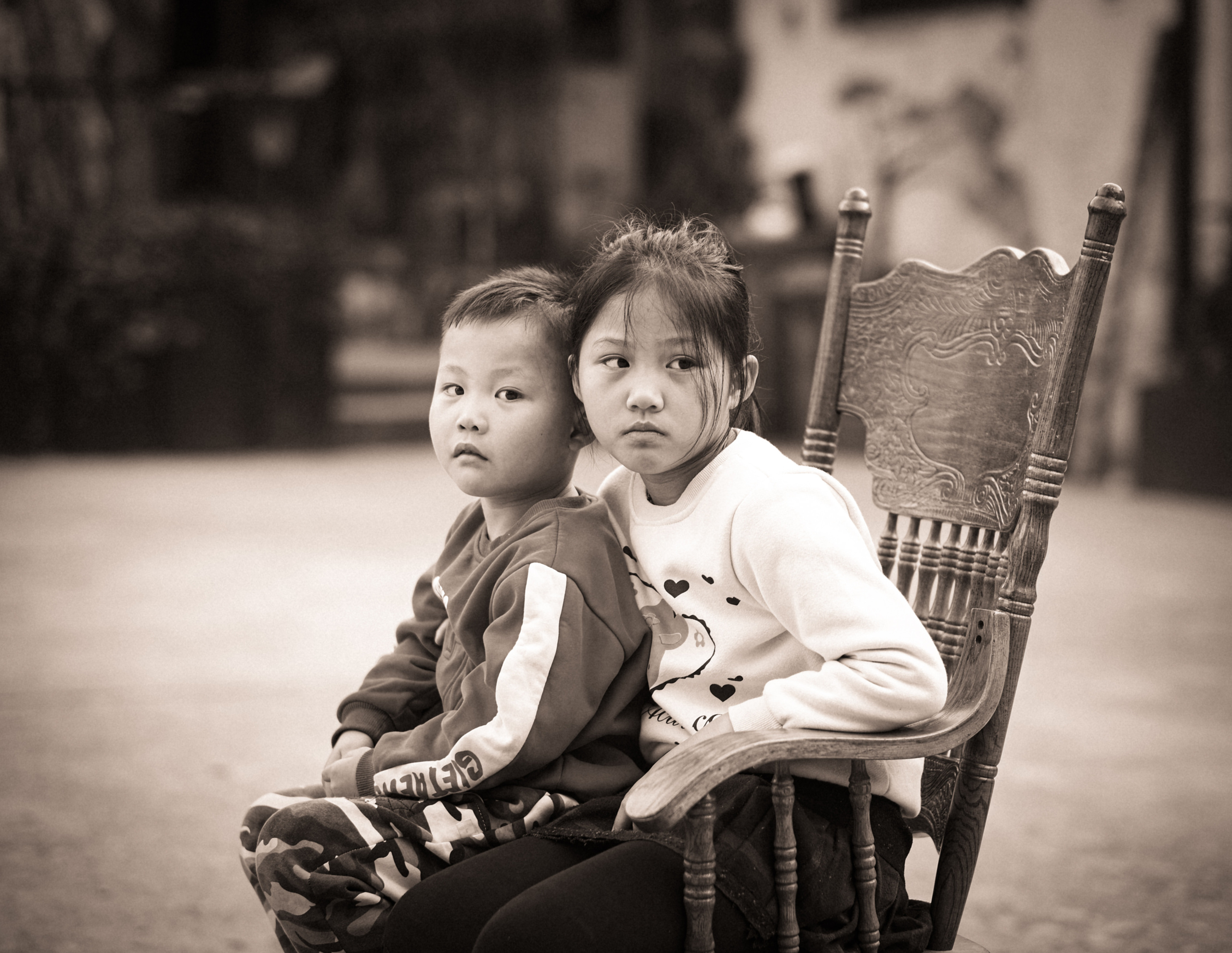 Brother and Sister from Huizhou | Monochrome Photography | Black and White photography | Black and White photography | Street Photography  | China in Black & White photographs | Huizhou City | China Town | 惠州兄妹 | 单色摄影 | 黑白摄影 | 黑白摄影 | 街头摄影 | 黑白照片中的中国 | 高分辨率照片| 惠州市 | 中国城