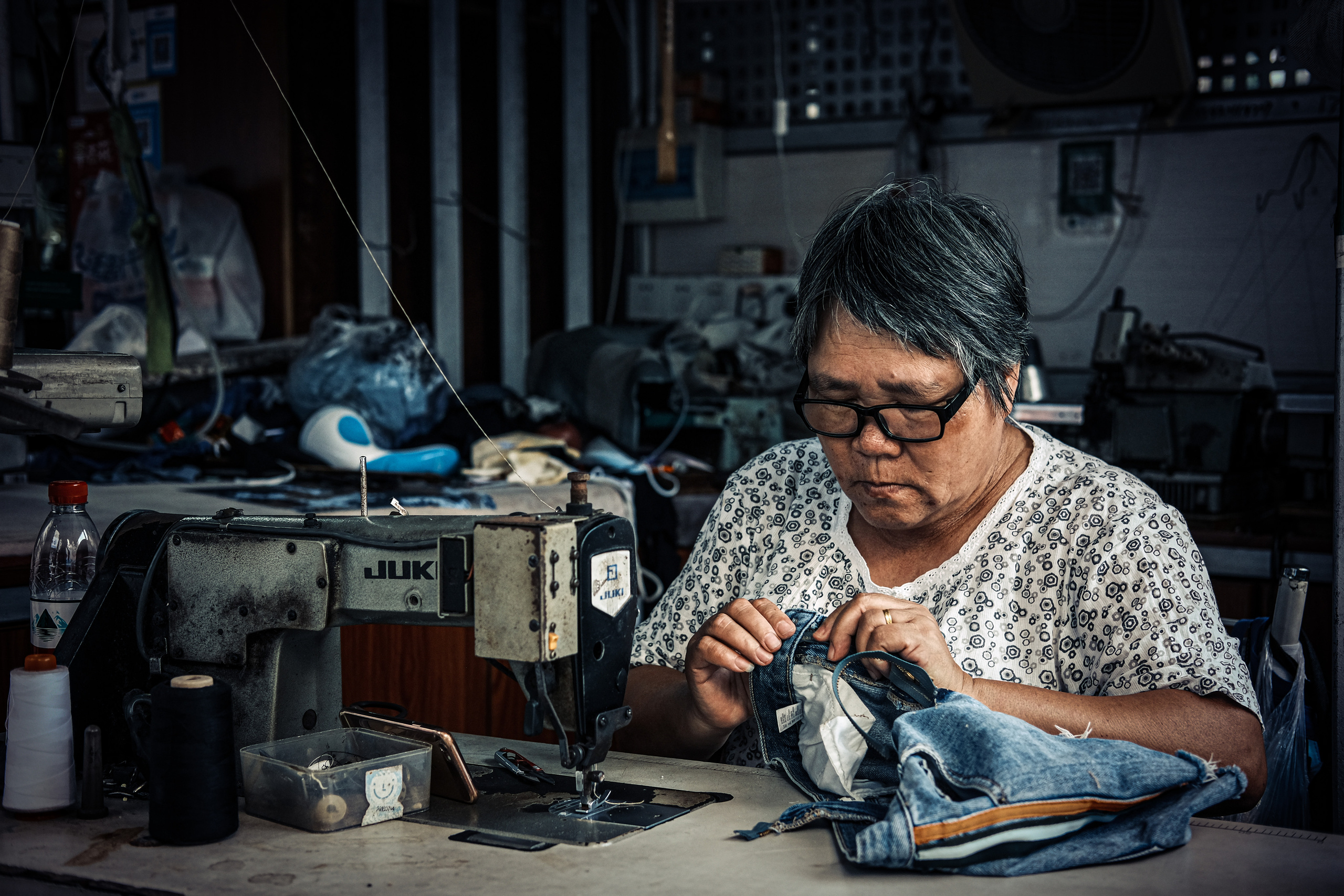 Clothing repair street | Street photography in Shenzhen | Street Photography | China | Date: 29 August 2021 |Camera: FUJIFILM X-Pro3 35mm F2.0 | 修衣街| 深圳街头摄影 | 街头摄影 | 中国 | 日期：2021 年 8 月 29 日 |相机：FUJIFILM X-Pro3 35mm F2.0
