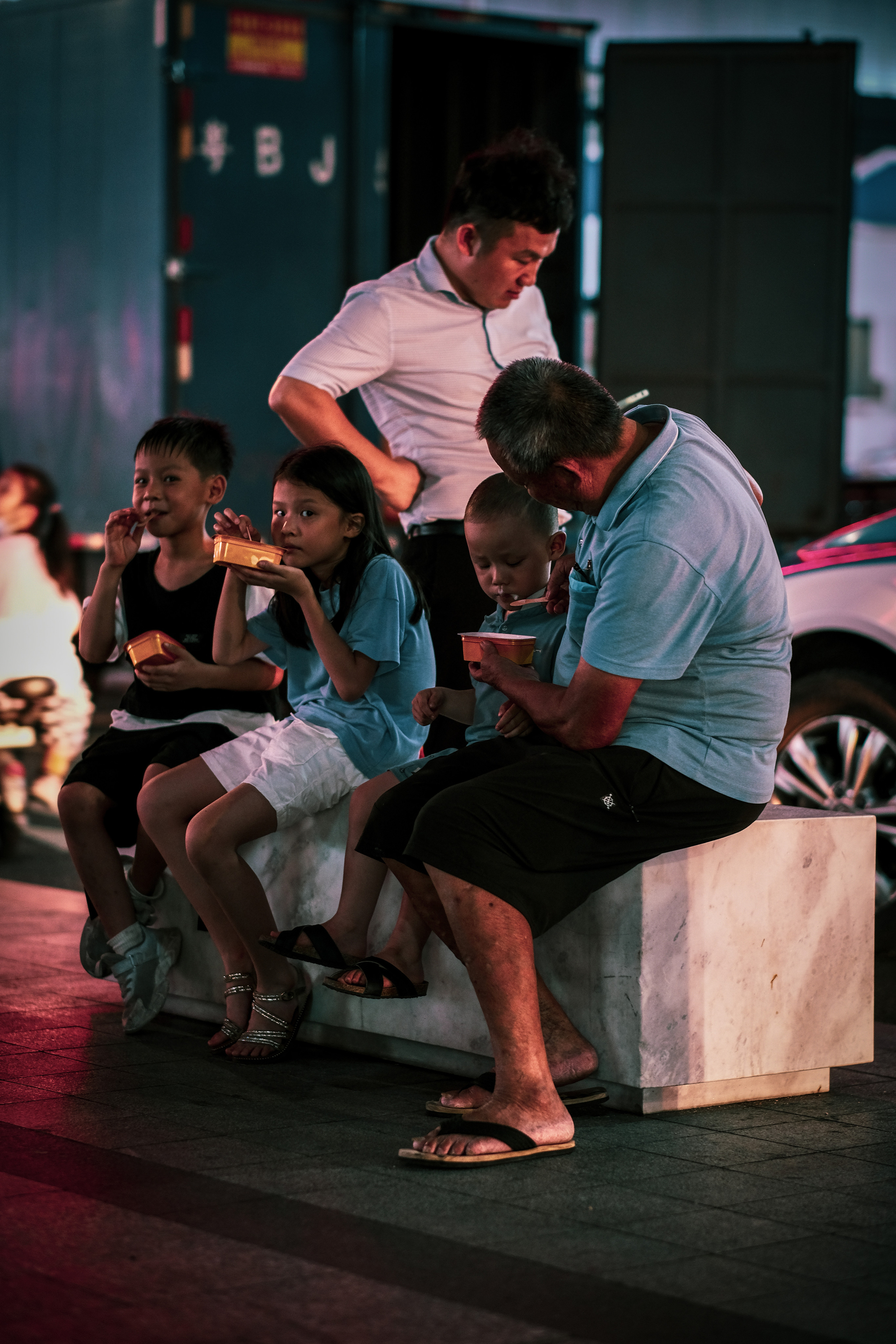 Children eat with their parents | Laojie Station | Street photography in Shenzhen | Night Photography | Shenzhen | China | 孩子和父母一起吃饭 | 老街站 | 深圳街头摄影 | 夜间摄影 | 深圳 | 中国 |