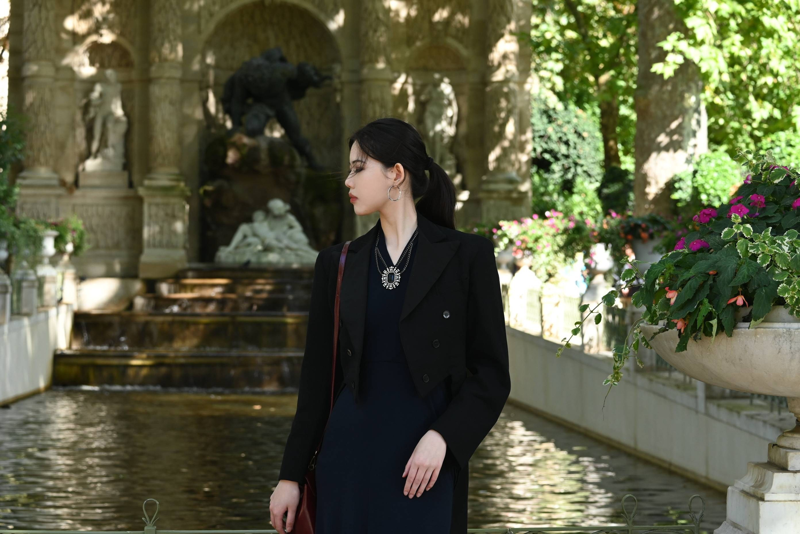 AmongLeavesAndLight. Lifestyle & Travel Portrait photography in Paris Shyl