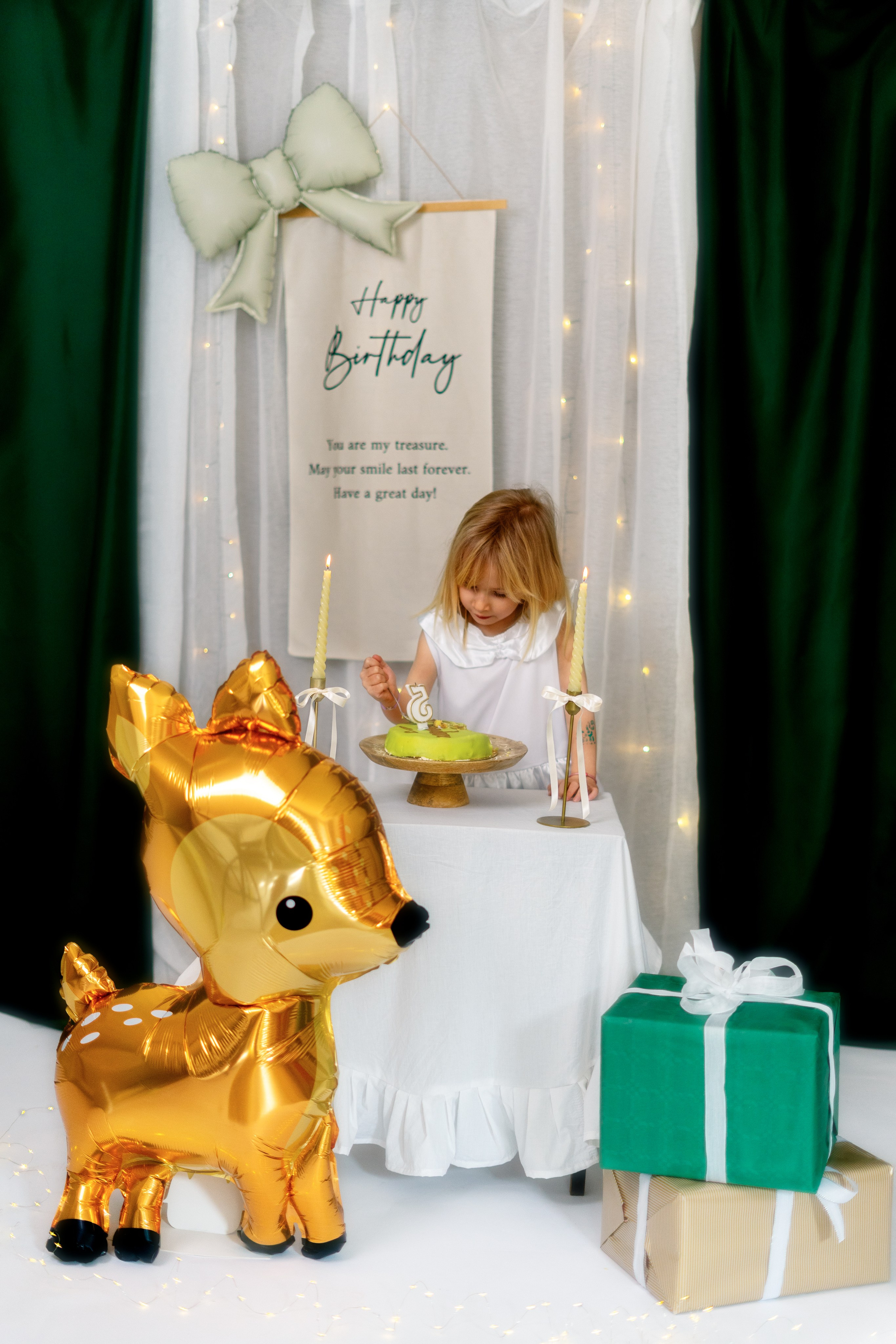 Photo enfant anniversaire avec décoration et peluche en studio à Roanne