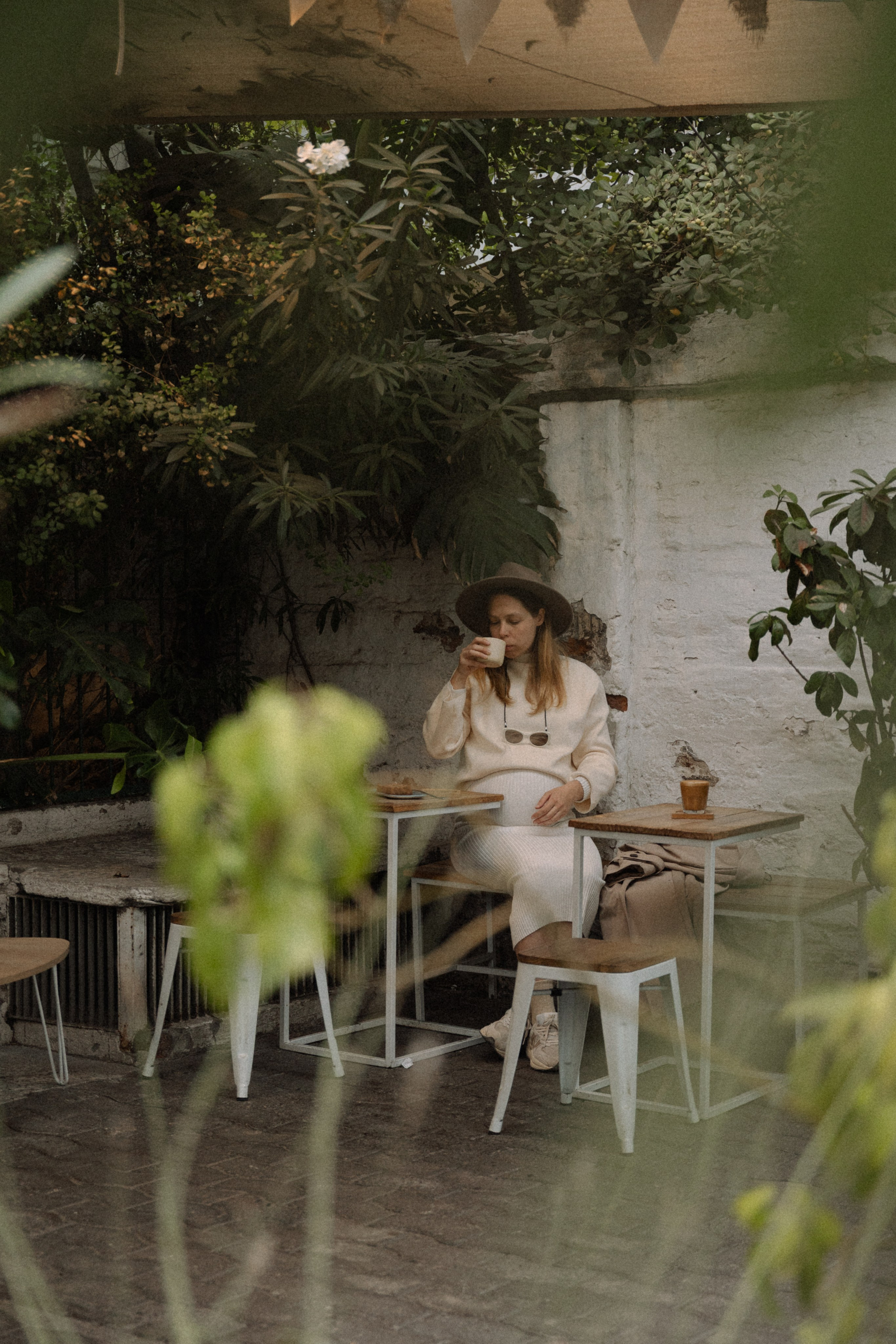 Lifestyle Maternity Photoshoot in Santiago — Natural Light & Real Emotion. Photographer in Santiago, Chile Anna Almazova