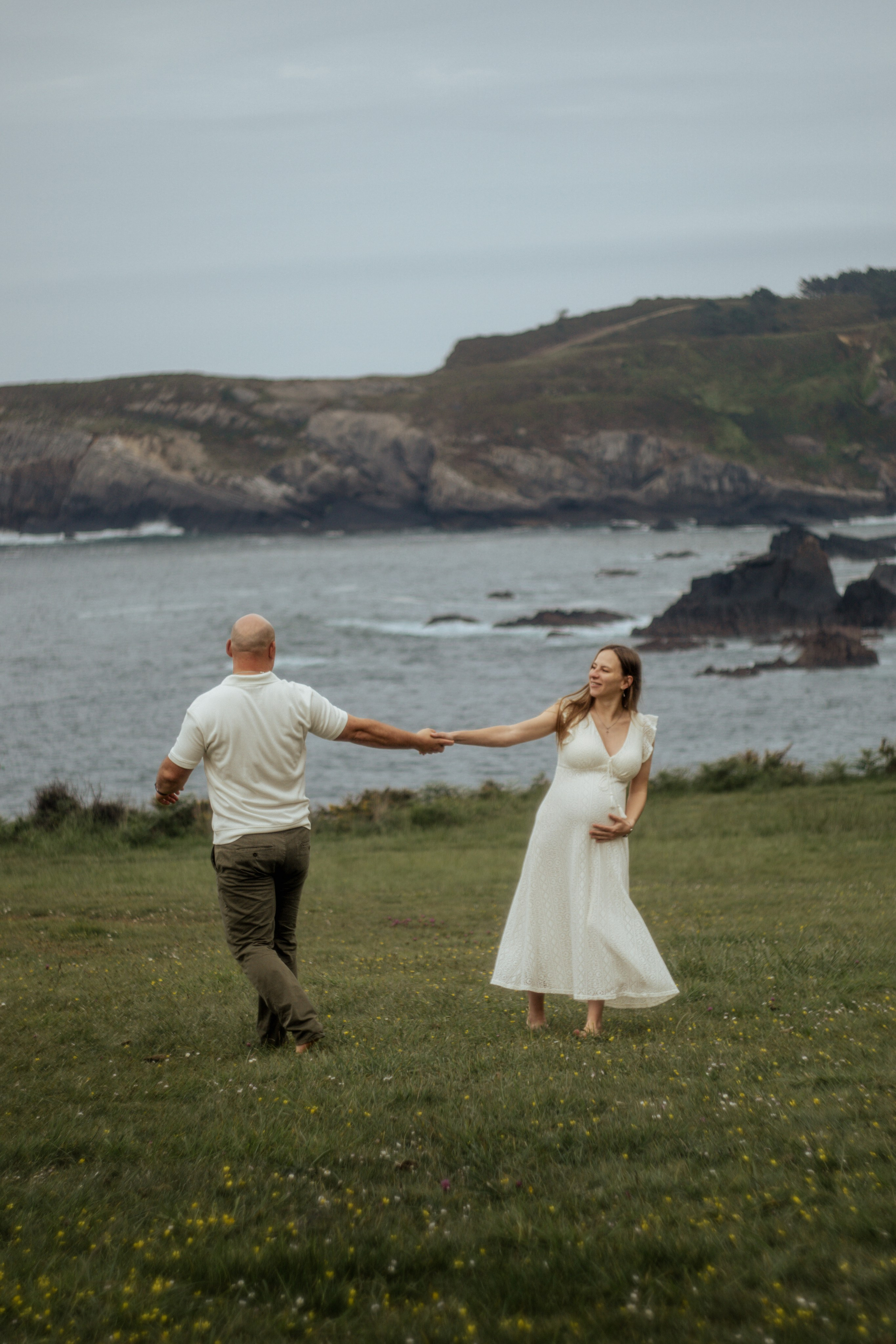A Calm Maternity Story by the Sea in Asturias. Intimate moments & heartfelt portraits Anna Luchina
