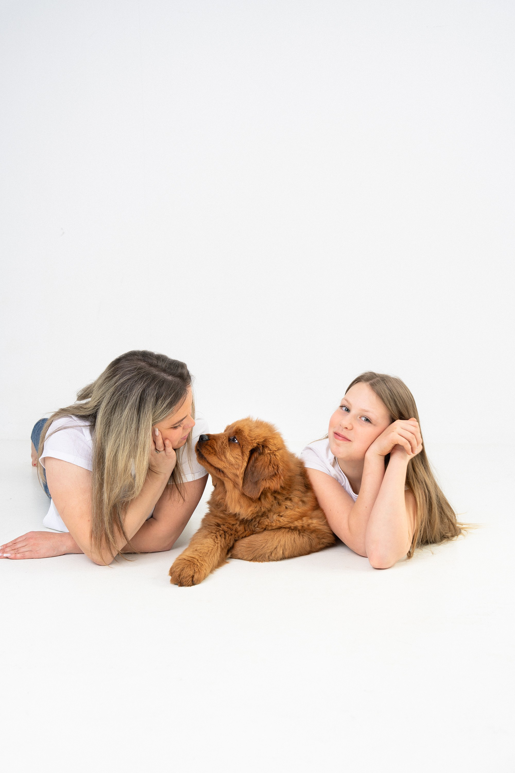 Žaneta, Urtė ir tibeto mastifų veislyno šuniukai. Vita Klimaševska ○ Fluffy Soulmate Photography