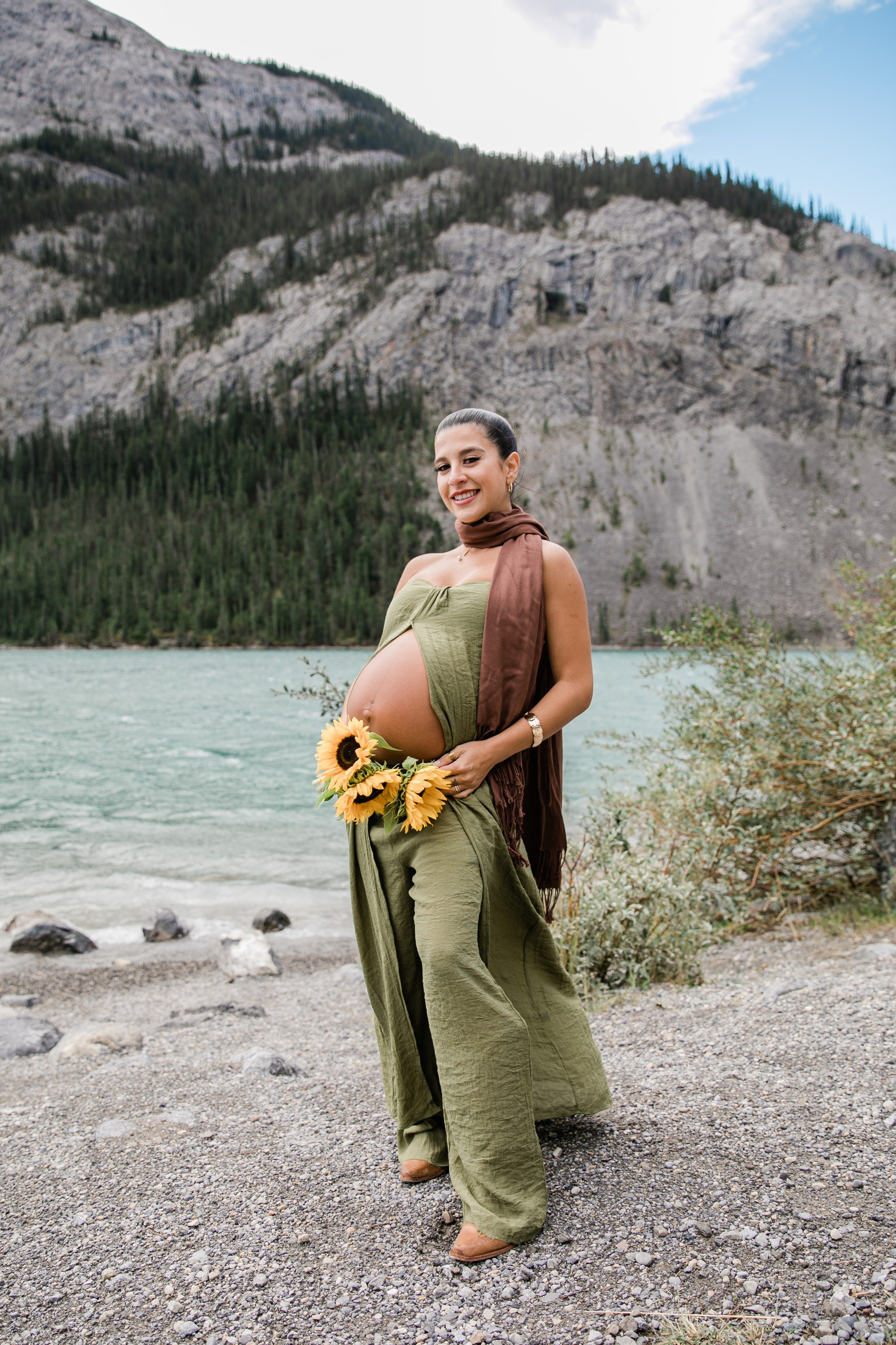 Maternity Photos — Canmore — Daniella. Fotografía accesible en Calgary