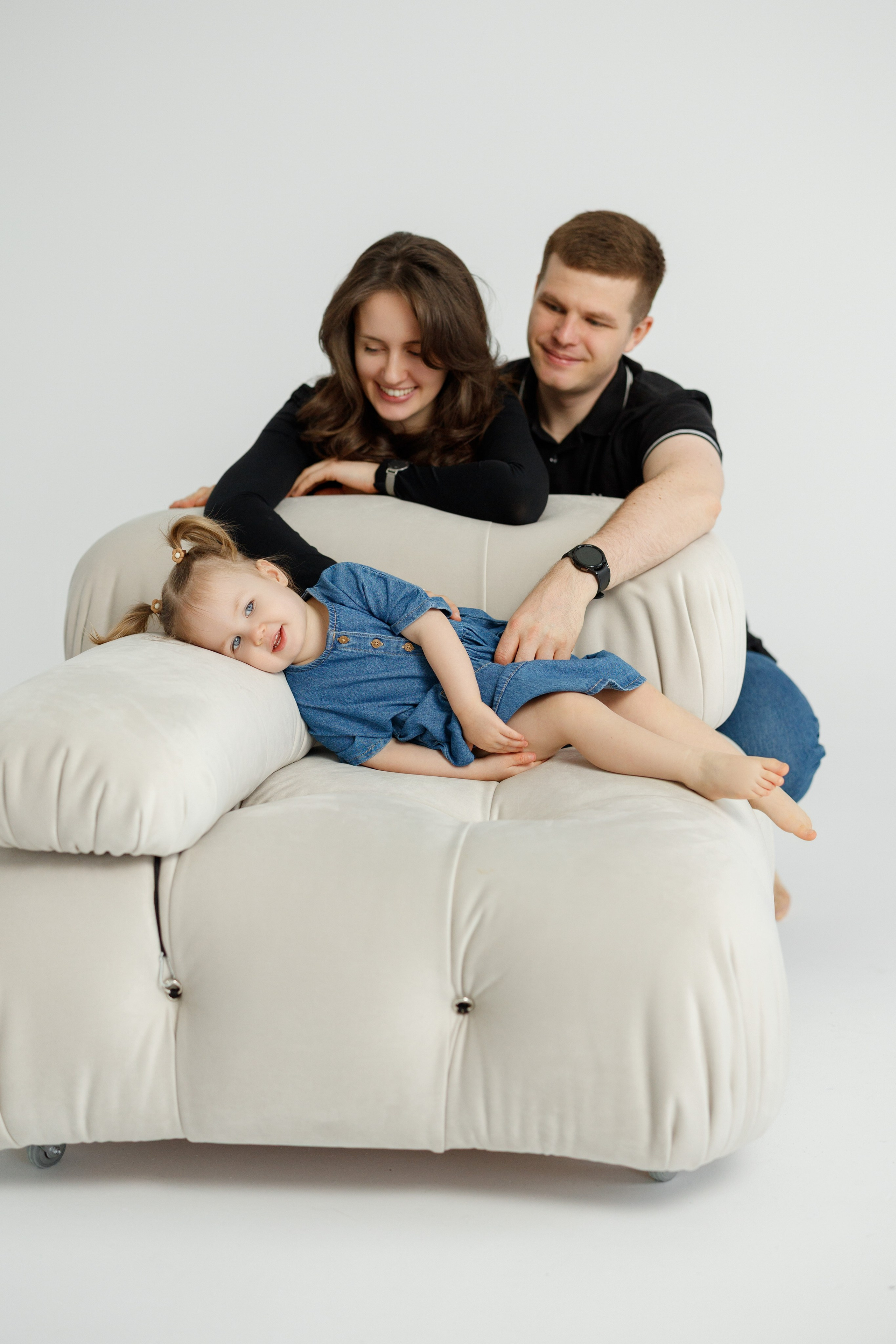 Ședință Foto de Familie — Stil Minimalist pe Fundal Alb. Scarlat Photography