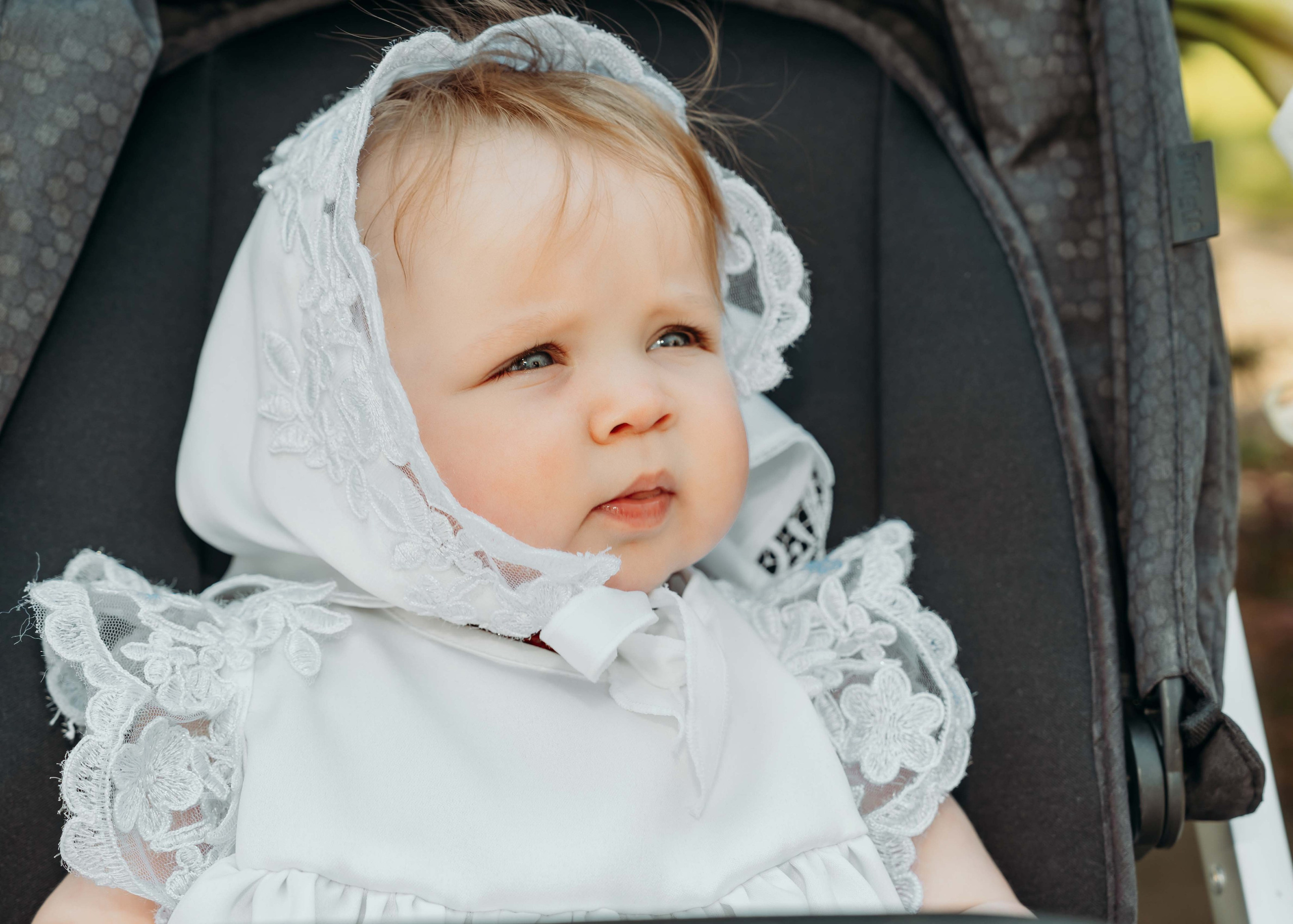 Beba u narodnoj nosnji ispred hrama Svetog Save