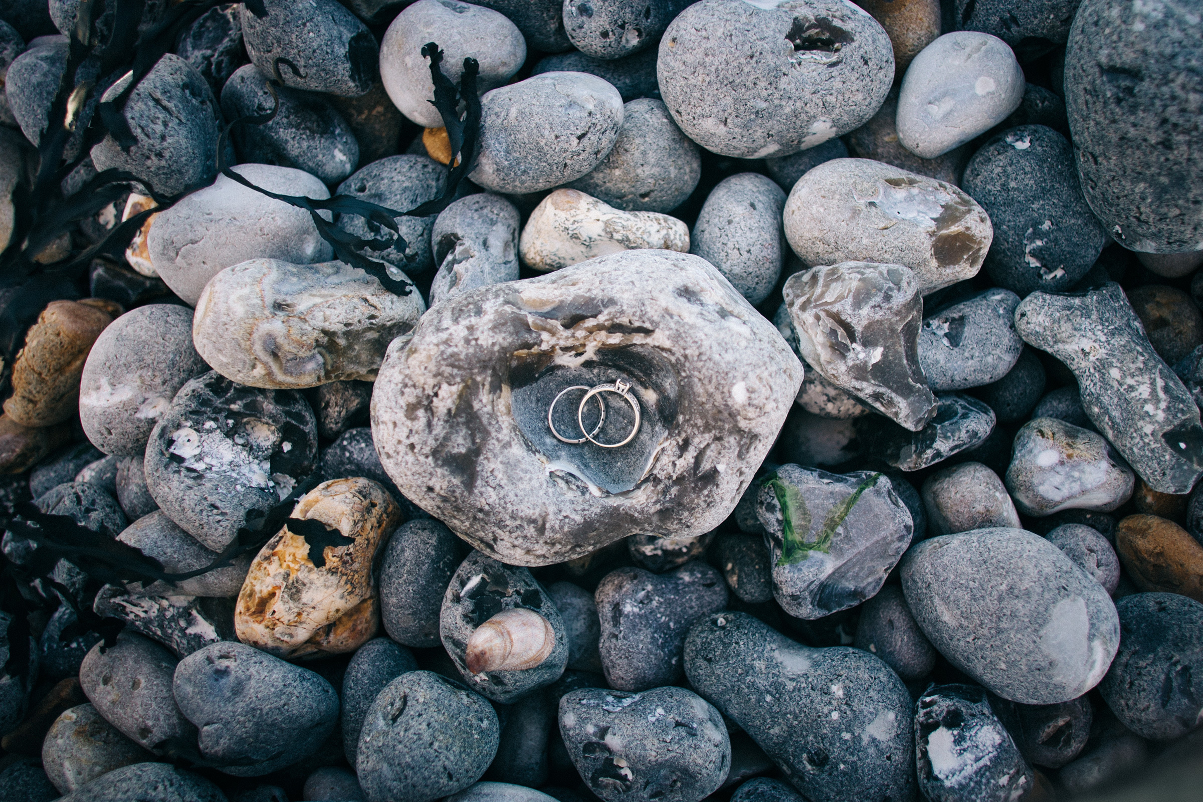 Фото Обручения пары на берегу океана. Свадебный фотограф в Риге Юрий Кор