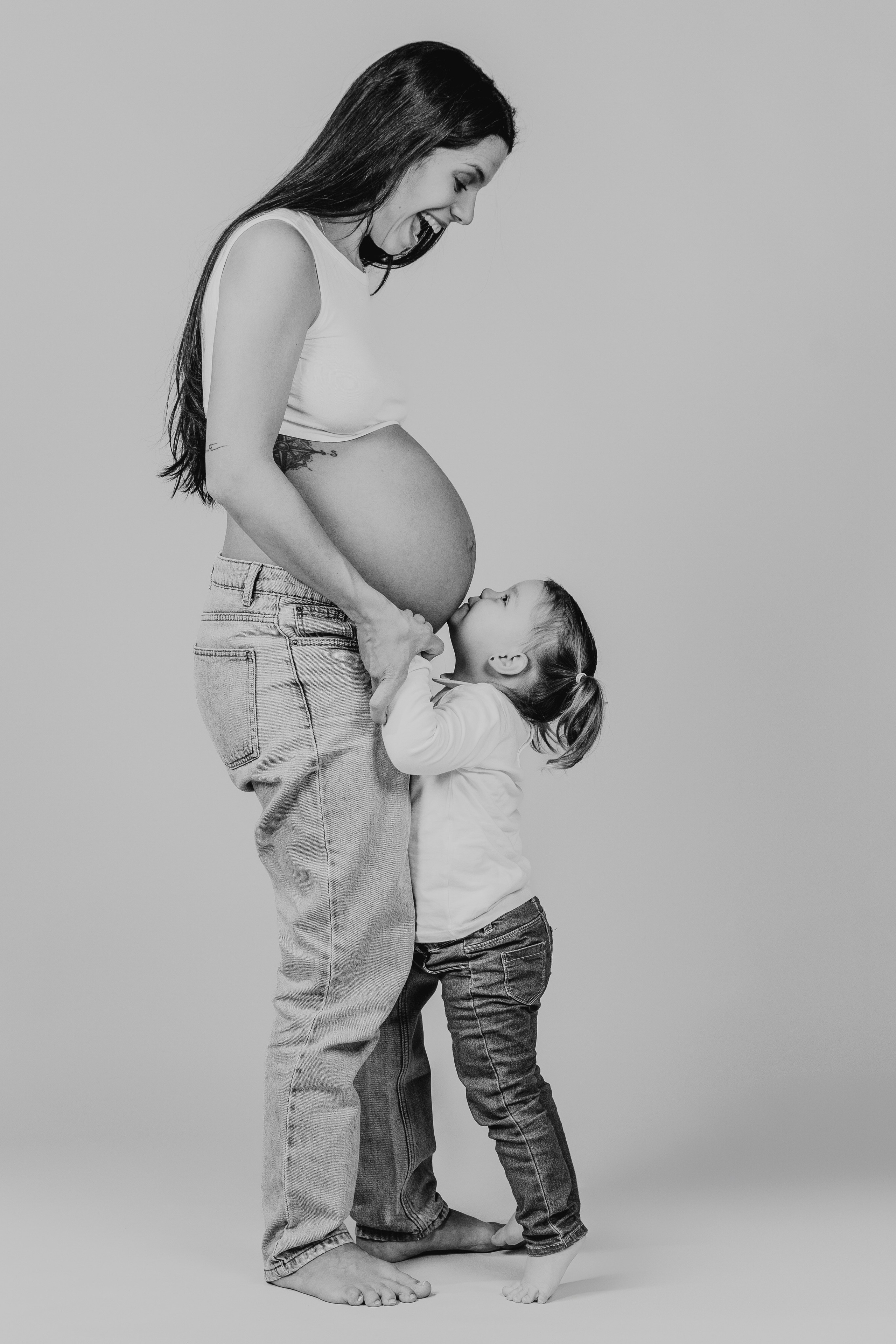 Sesión de embarazo en estudio con poses elegantes – Rainbox, Torrejón de Ardoz