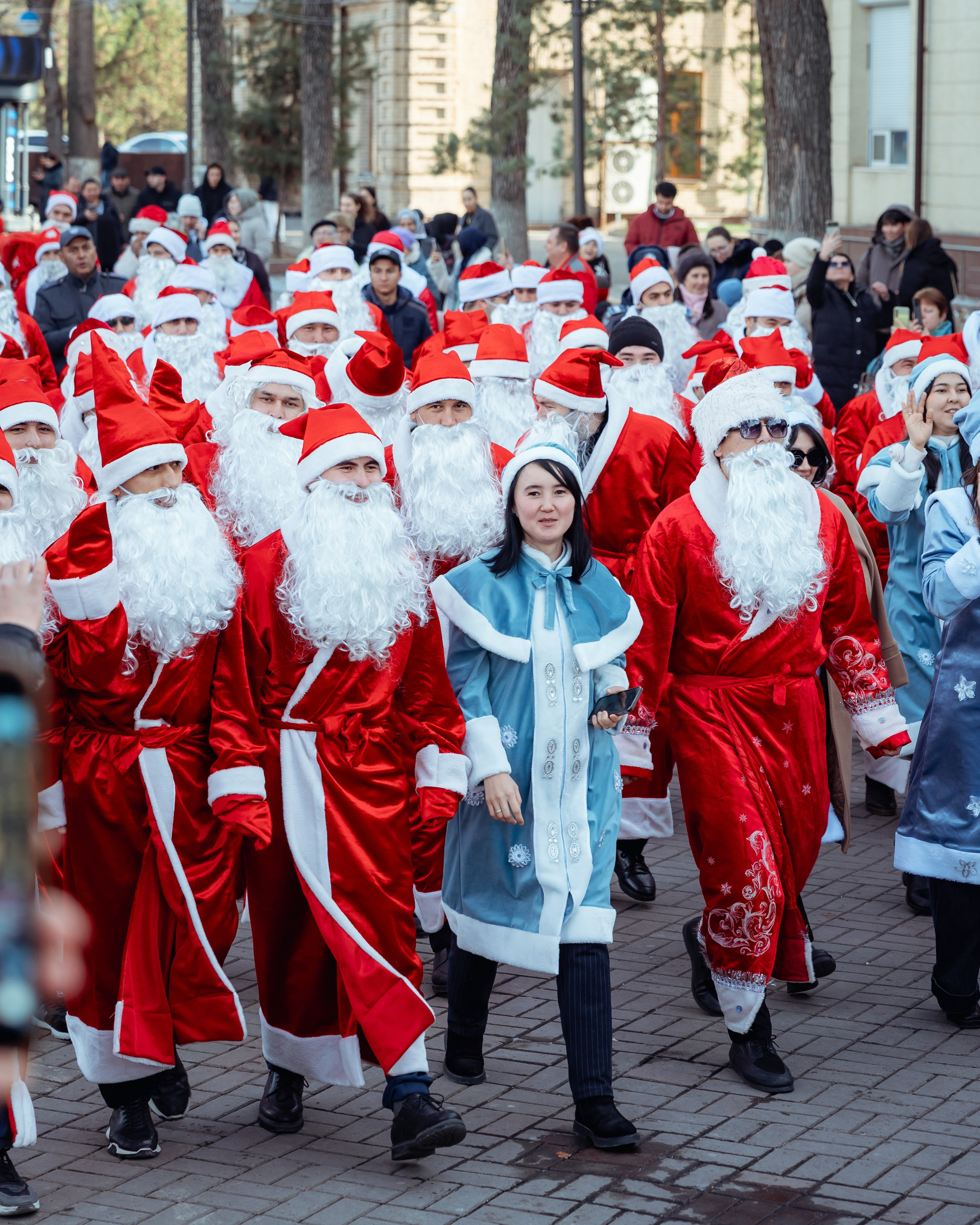 Парад Дедов Морозов. Георгий Намазов | Фотограф в Ташкенте