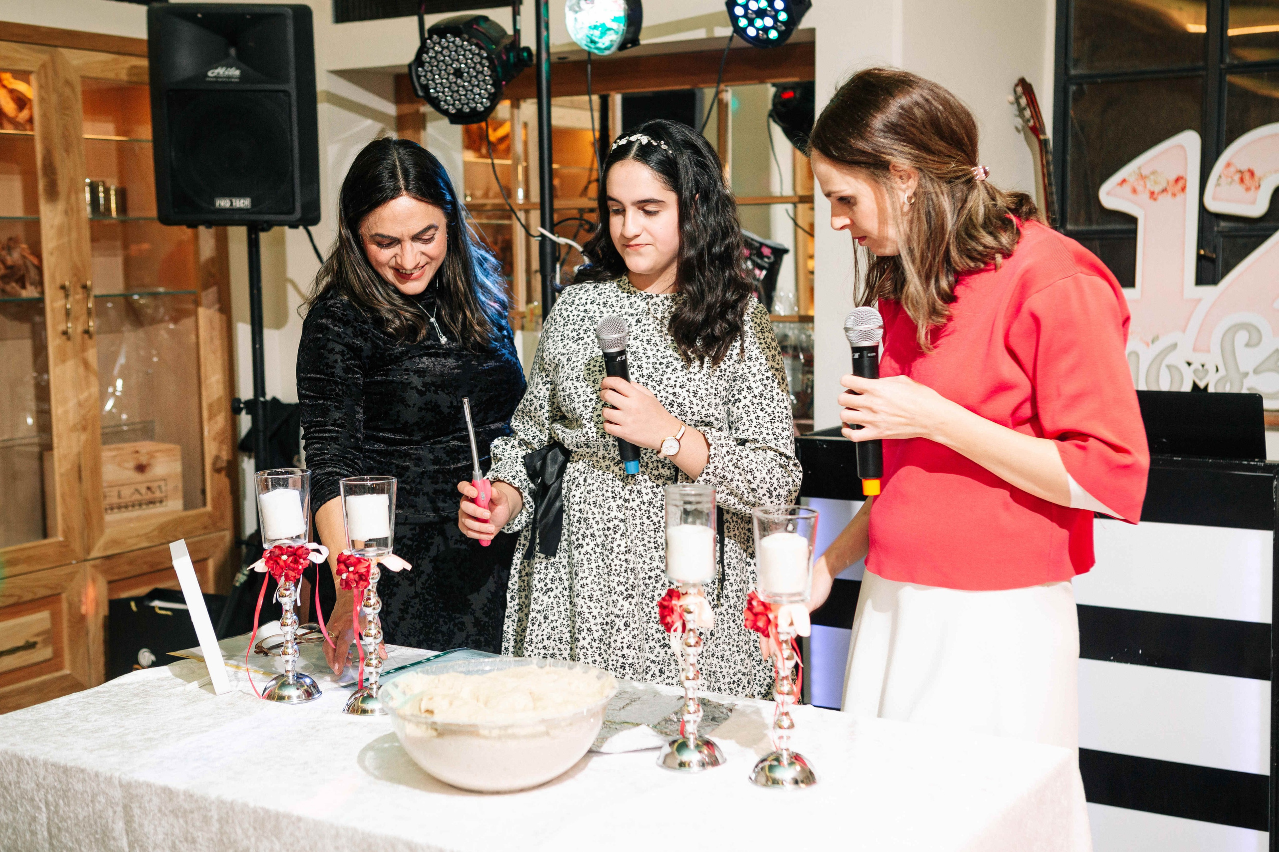 PARTY IN A RESTAURANT WITH THE WHOLE FAMILY. Https://shi-photo.com/