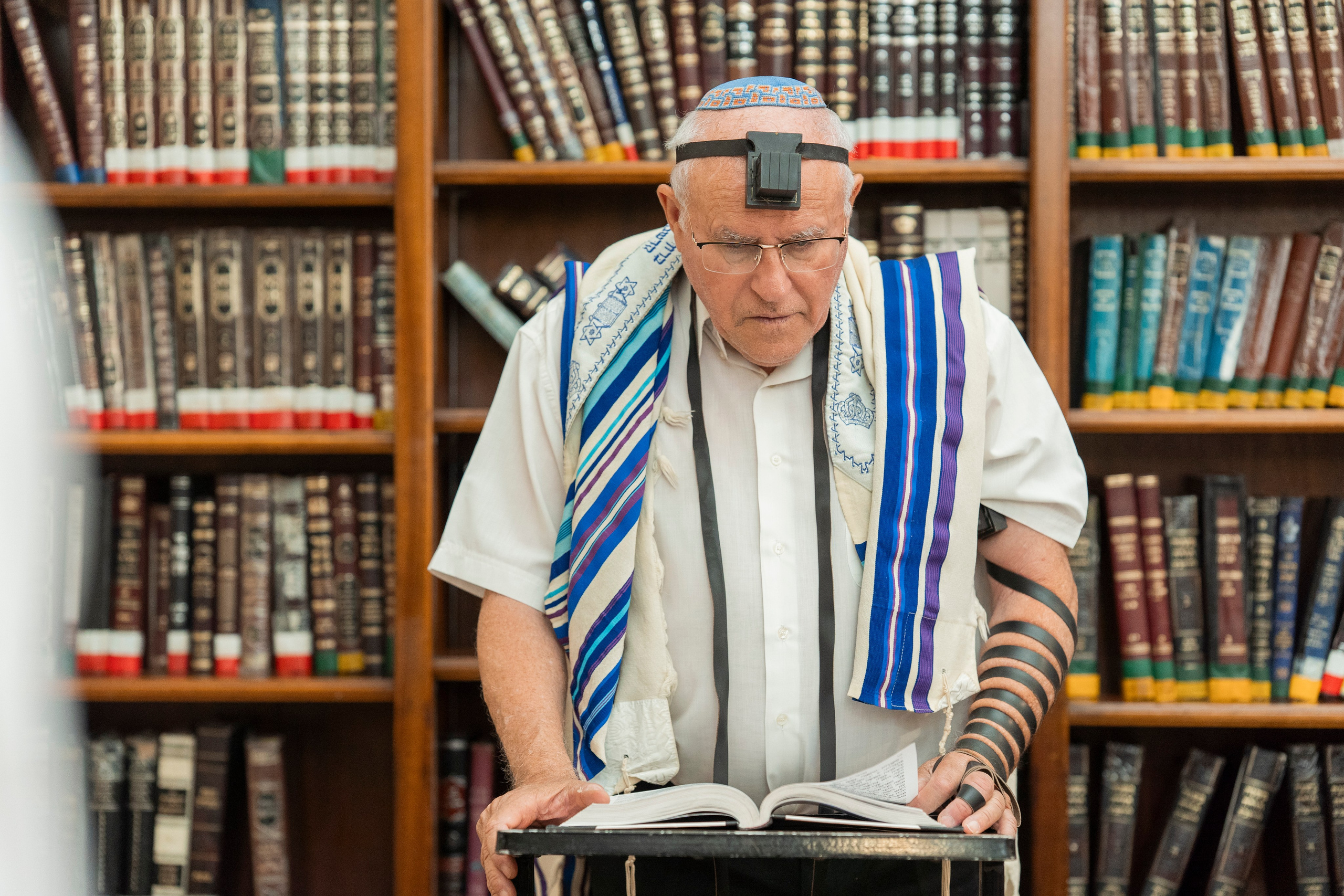 הנחת התפילין רפאל לוי. יוסף מזרחי צילום חתונה, ברית וזוגיות. צלם מקצועי שאוהב להוציא אתכם הכי יפים ברגעים הכי מרגשים