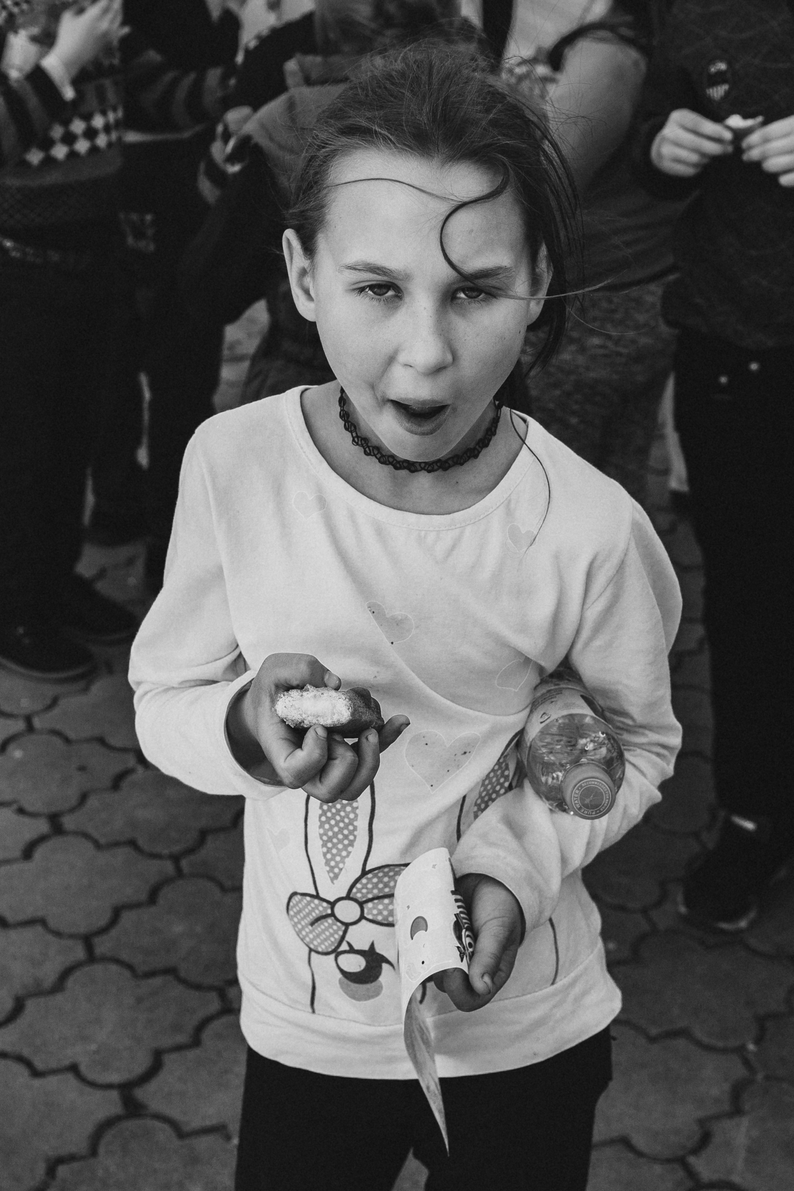 чёрно-белая  социальная фотография  «Доброе сердце» портрет девочка смотрит взгляд